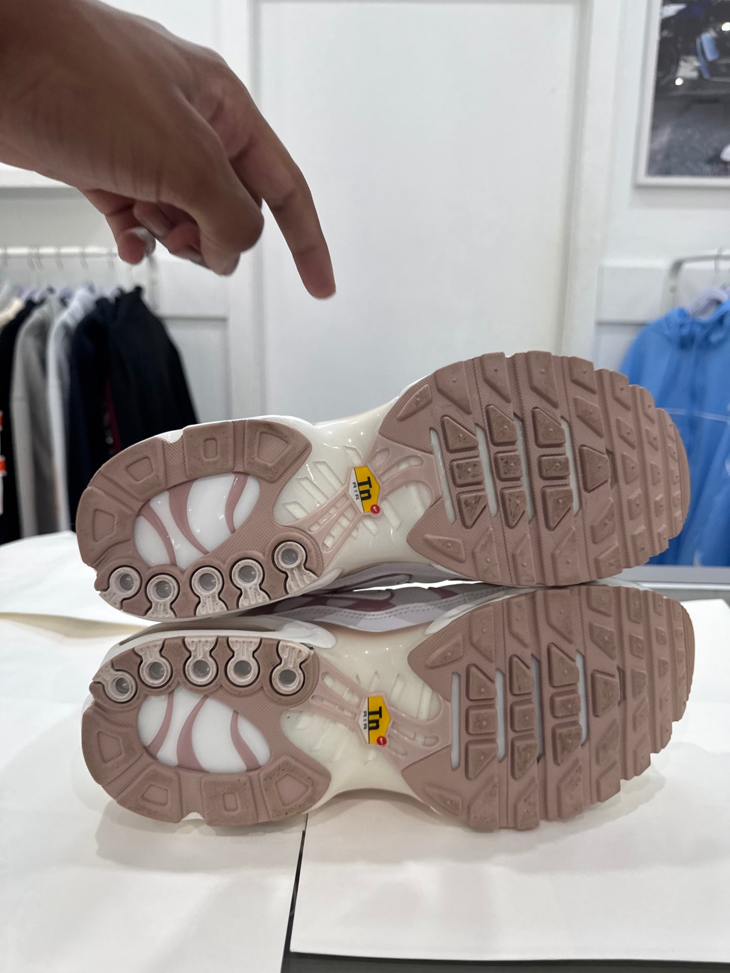 Used TN Pink Oxford US Women's 12 - Men's 10.5