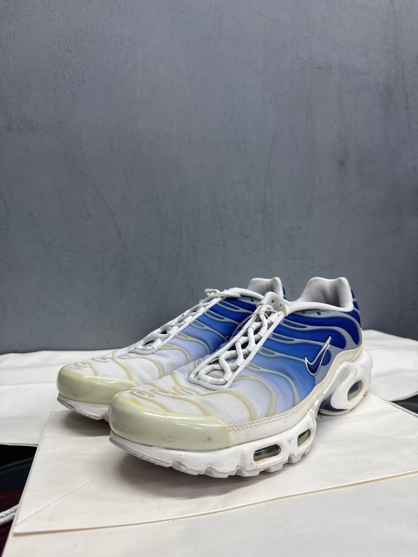 Used TN White Blue Women's US Women's 10 - Men's 8.5