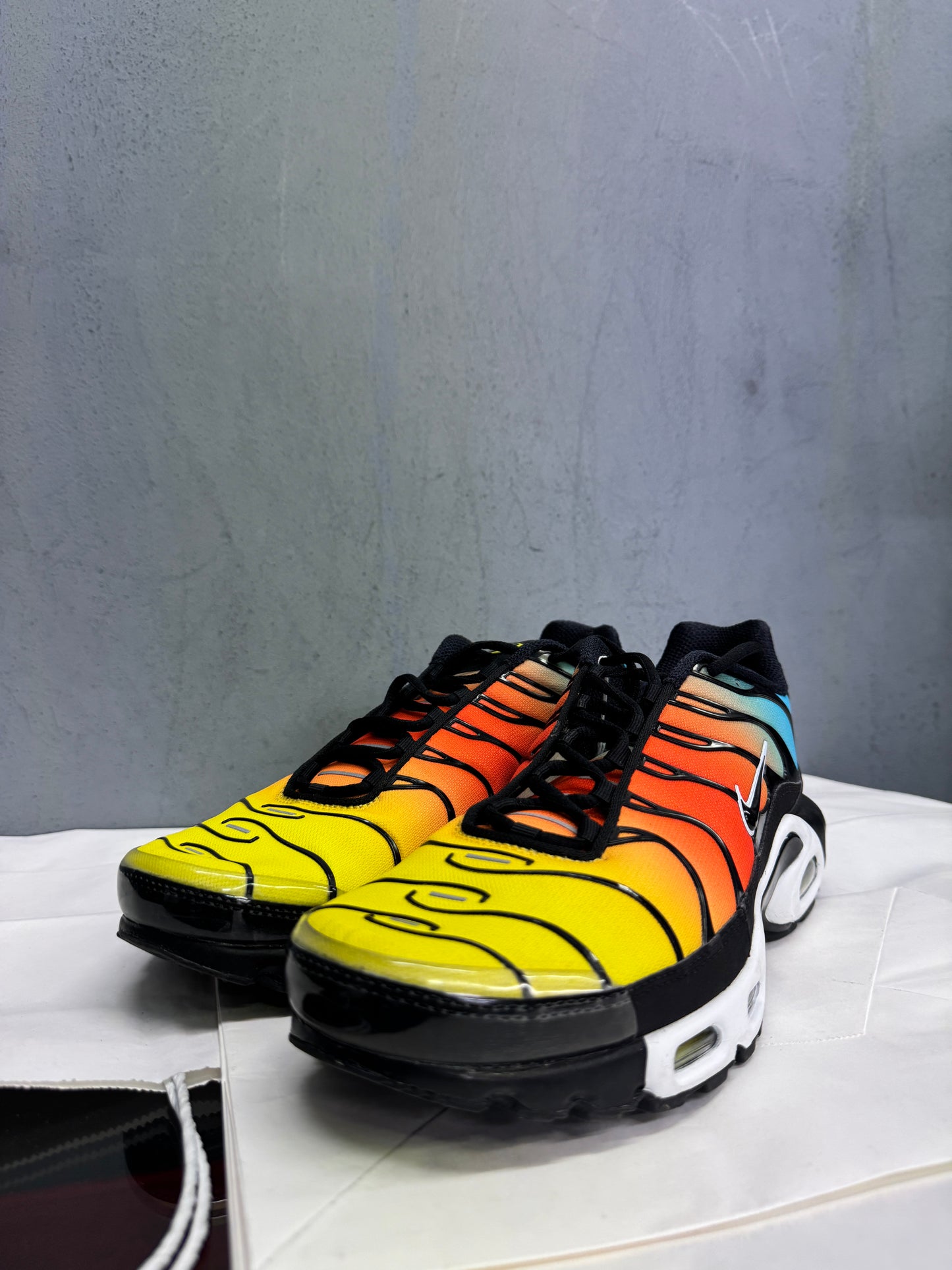 Used TN Baltic Blue Safety Orange US Men's 10.5 - Women's 12