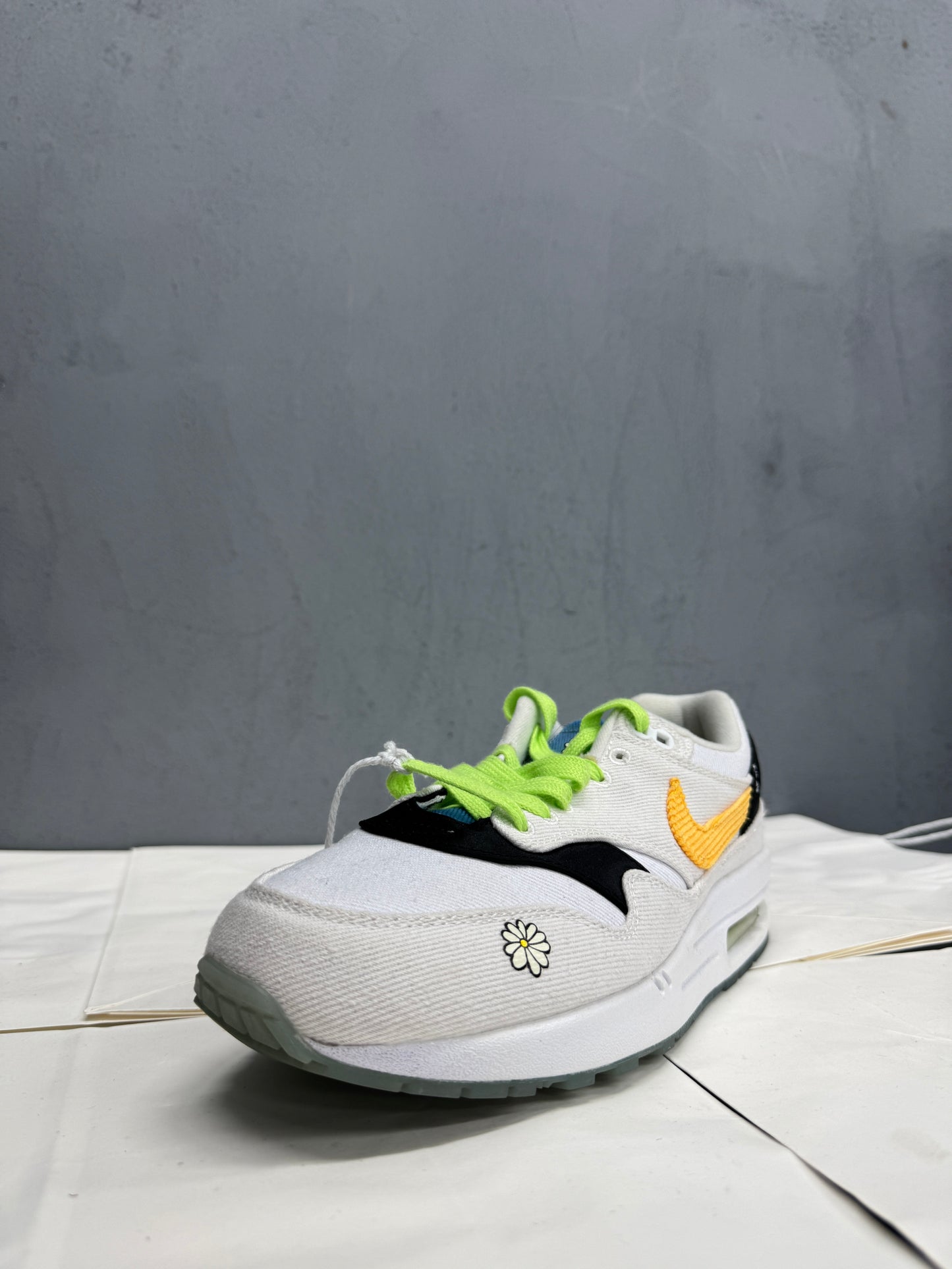 Used Air Max 1 Daisy US Men's 9.5 - Women's 11