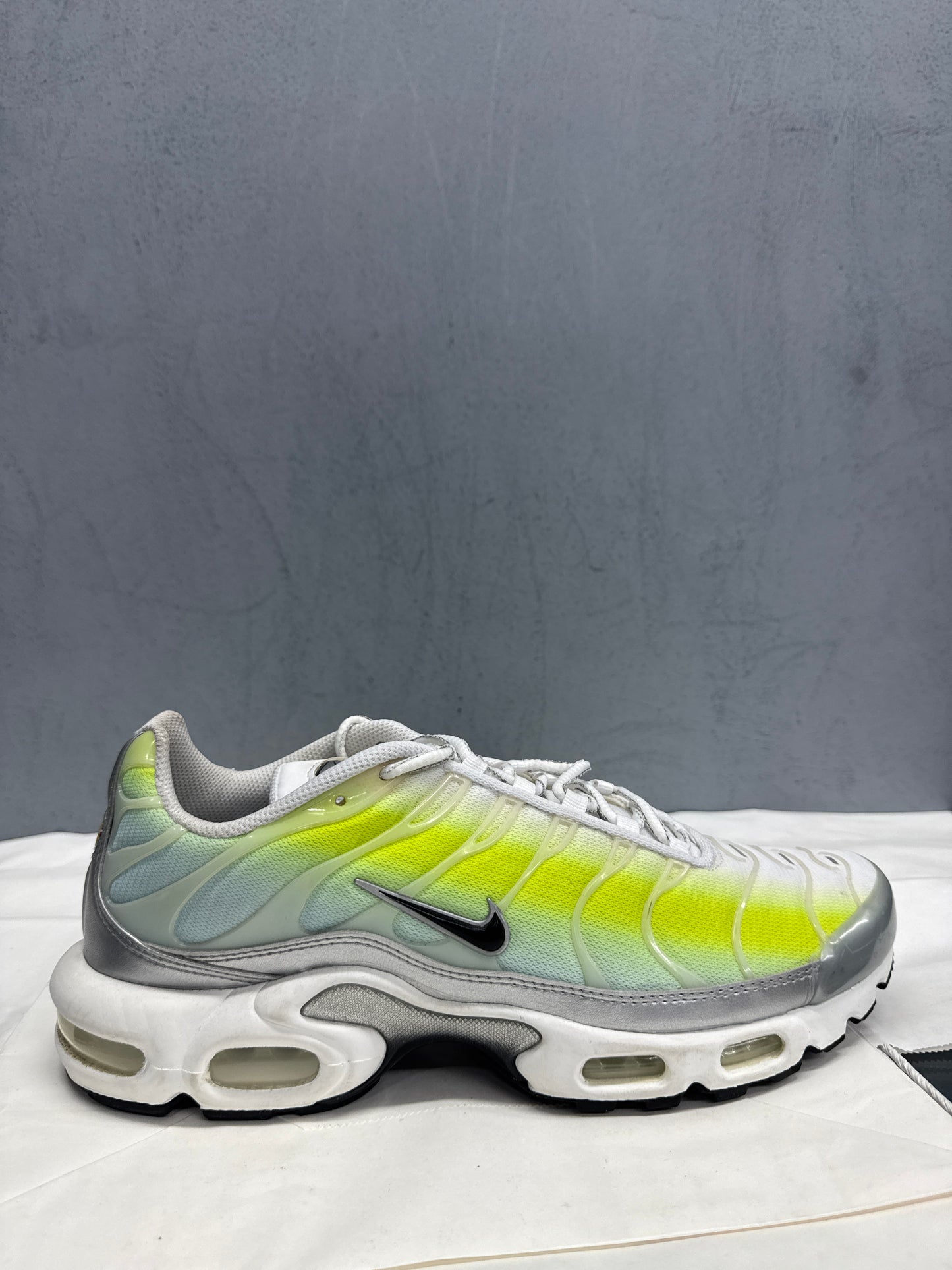 Used TN Cyber Glacier Blue Gradient Womens US Women's 12 - Men's 10.5