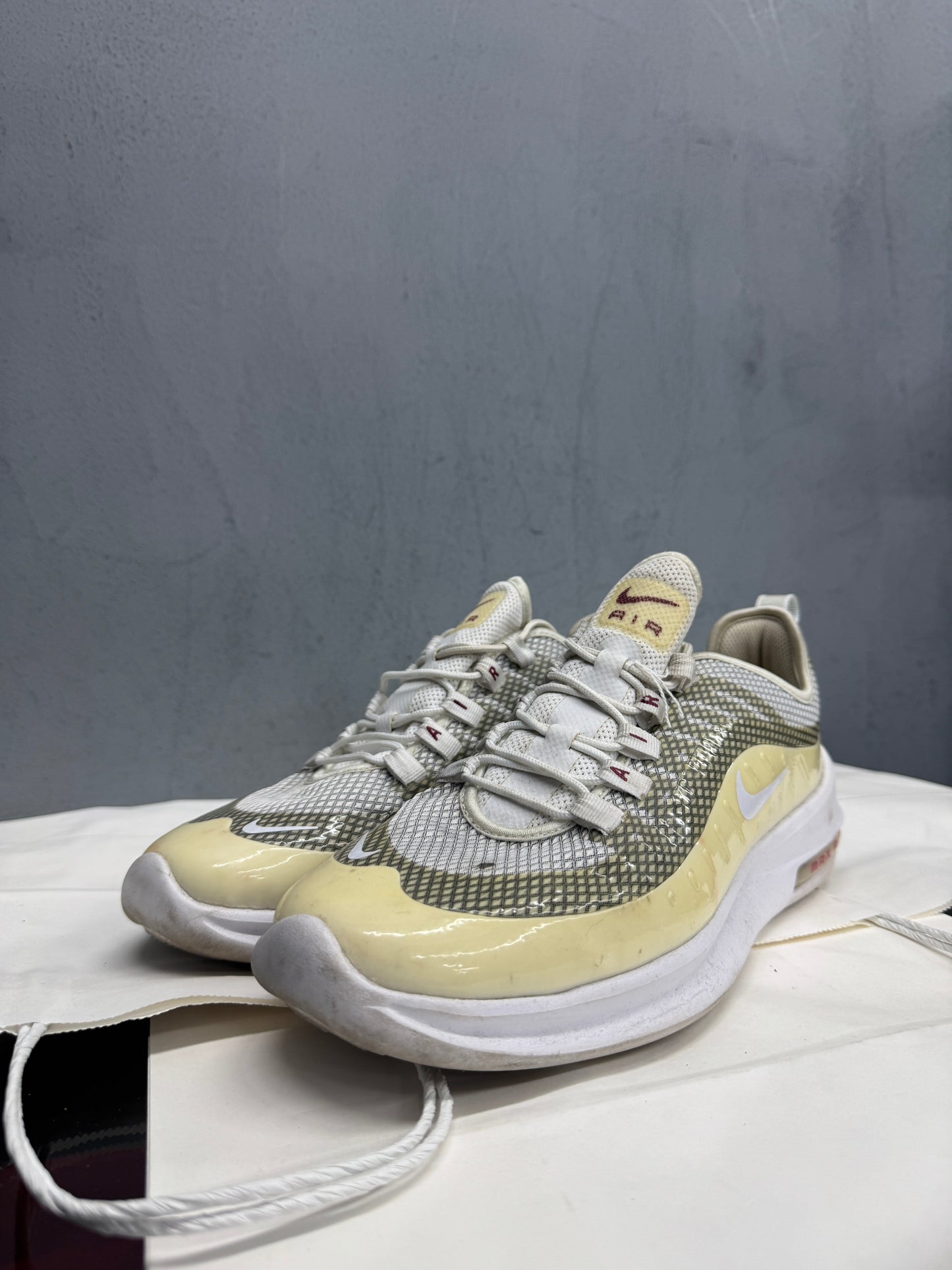 Used Air Max Axis White Women's US Women's 10 - Men's 8.5