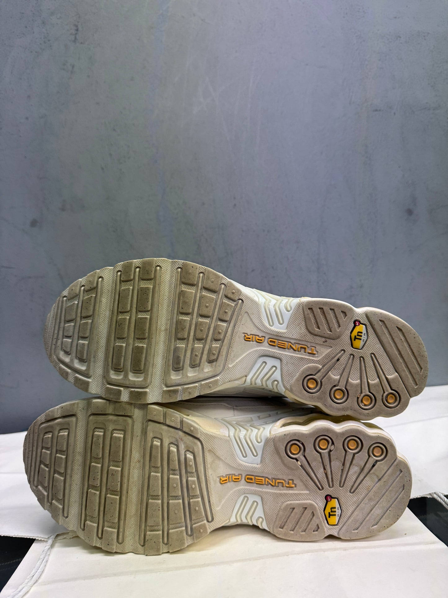 Used TN 3 White Yellow Multi Swoosh US Men's 10 - Women's 11.5