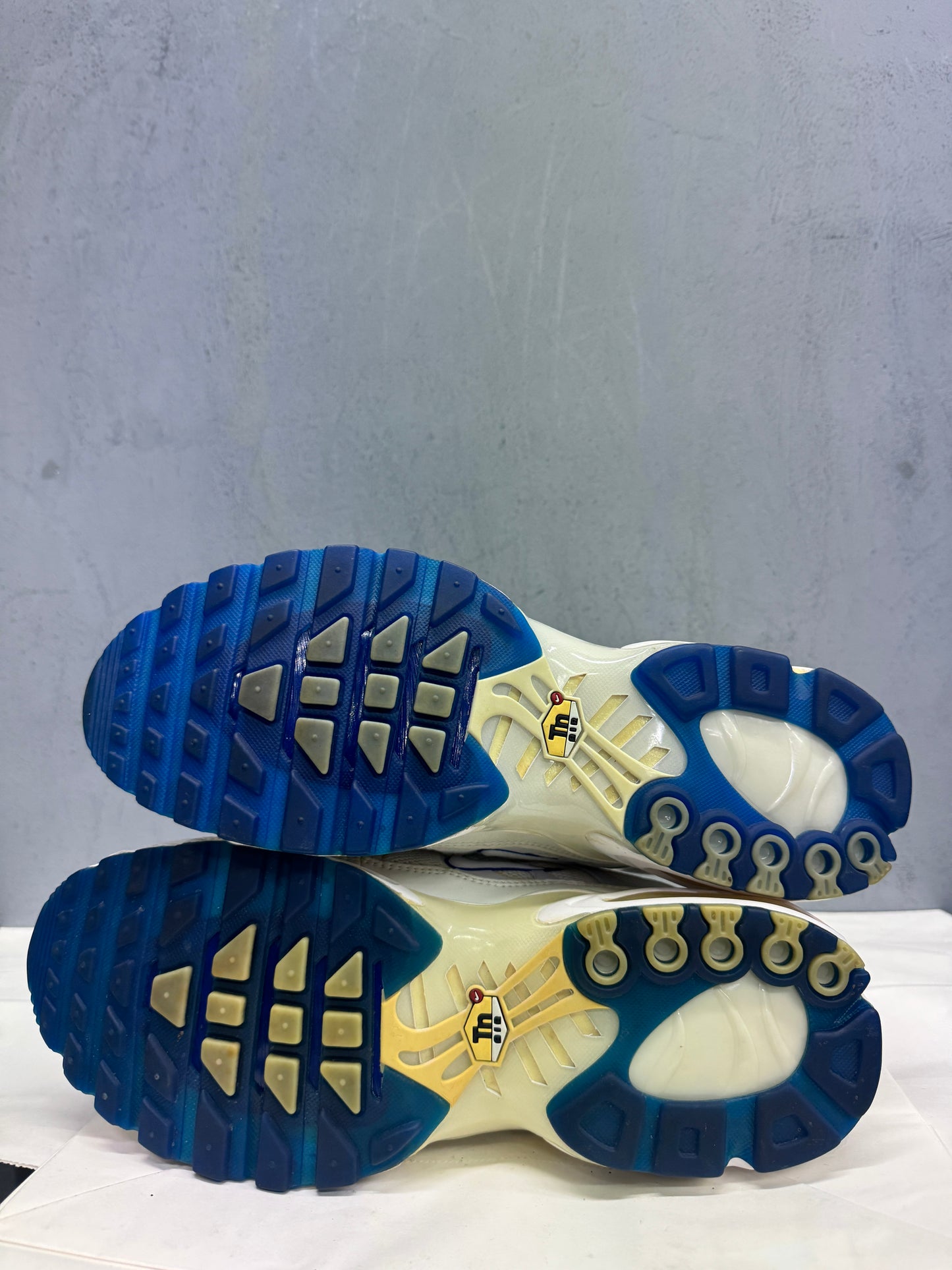 Used TN White Blue US Men's 10.5 - Women's 12