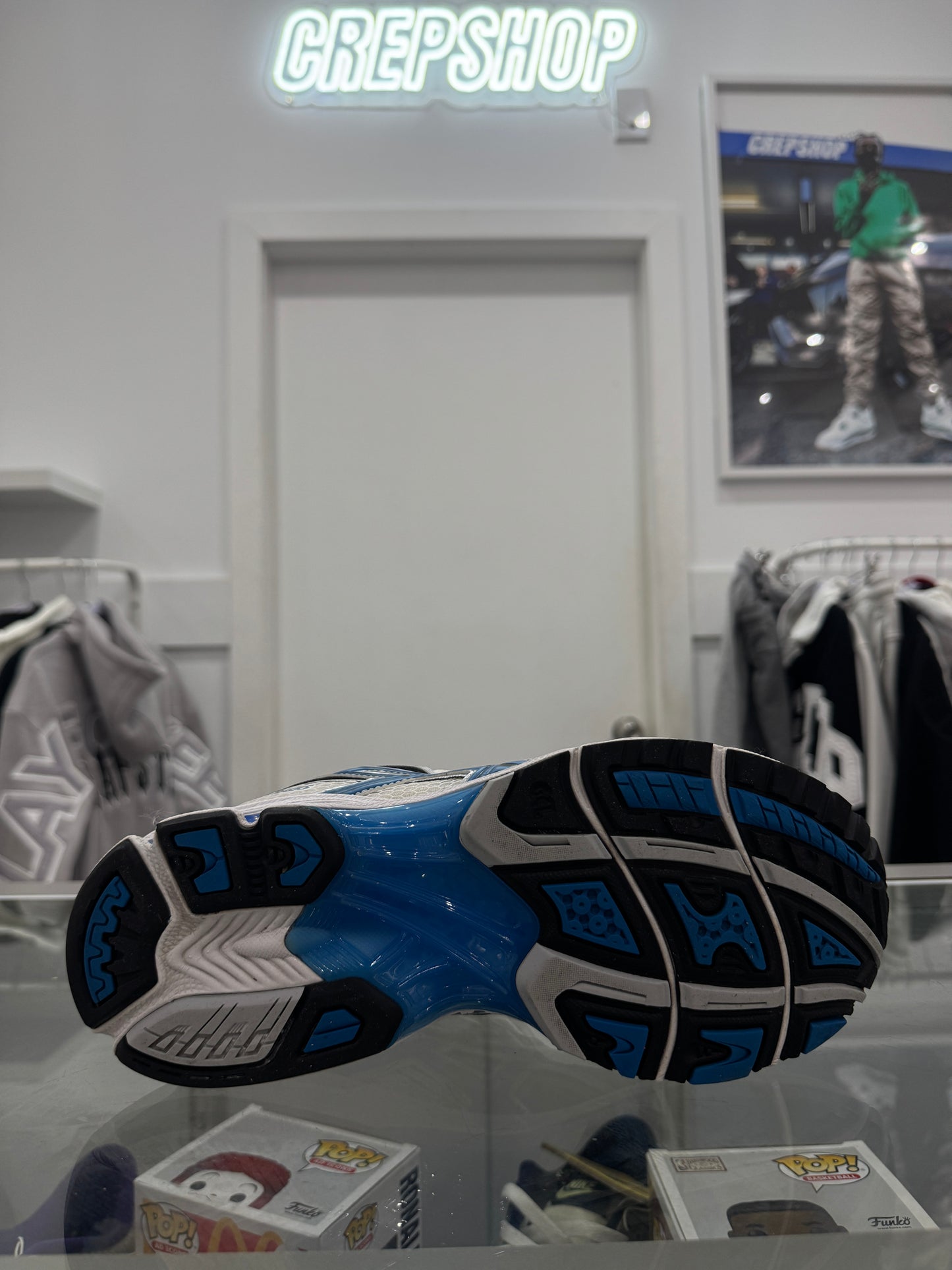 Used Gel Nimbus 10.1 Silver White Blue 45756