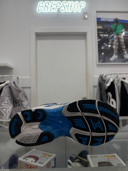 Used Gel Nimbus 10.1 Silver White Blue 45756