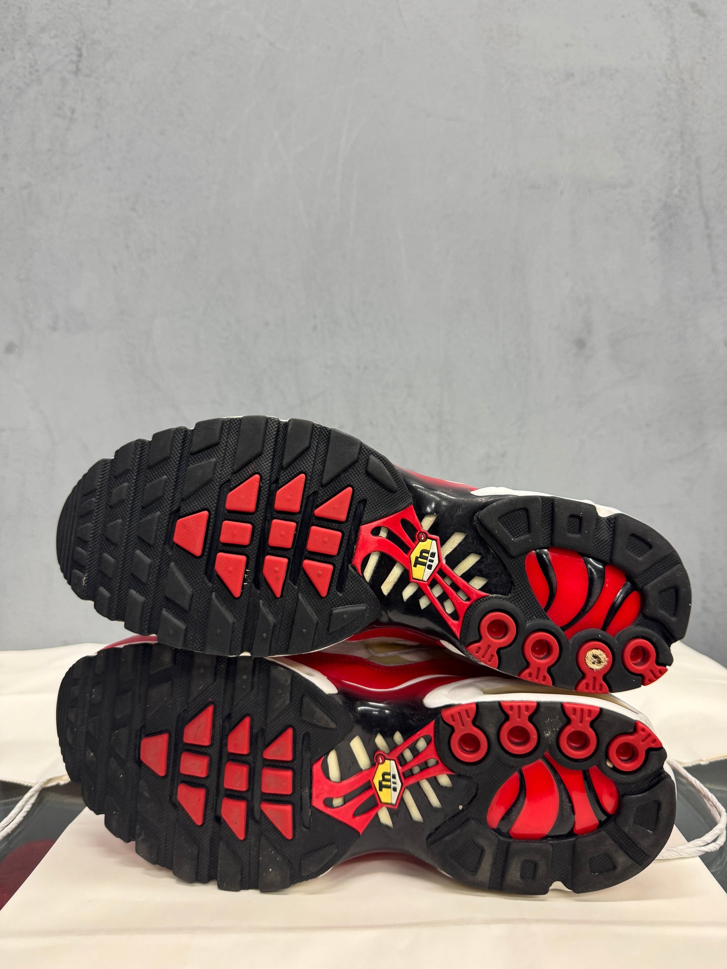 Used TN AM1 University Red Mens US Men's 8 - Women's 9.5