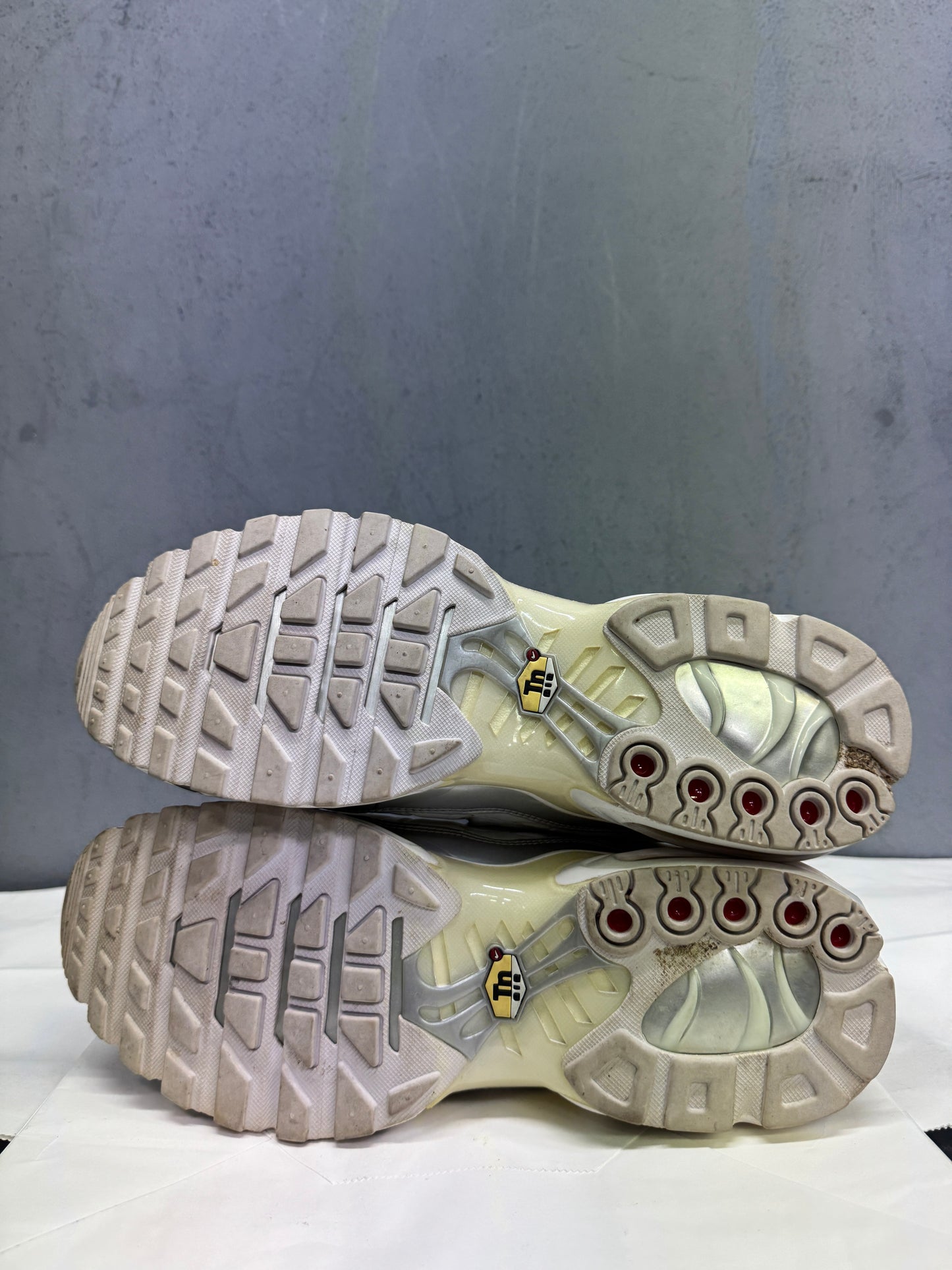 Used TN White Metallic US Men's 10.5 - Women's 12