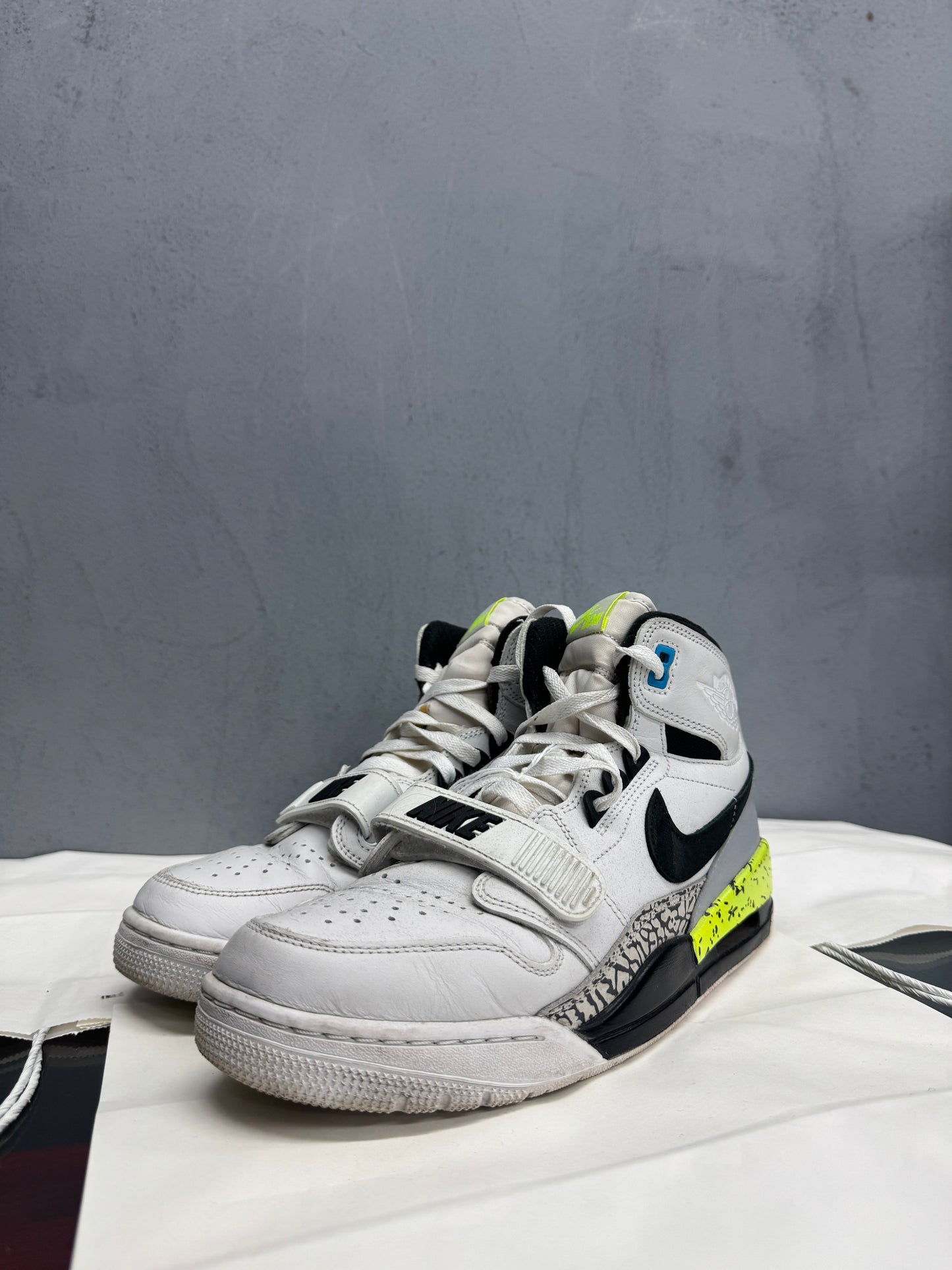 Used Jordan Legacy 312 Command Force Volt US Men's 10 - Women's 11.5