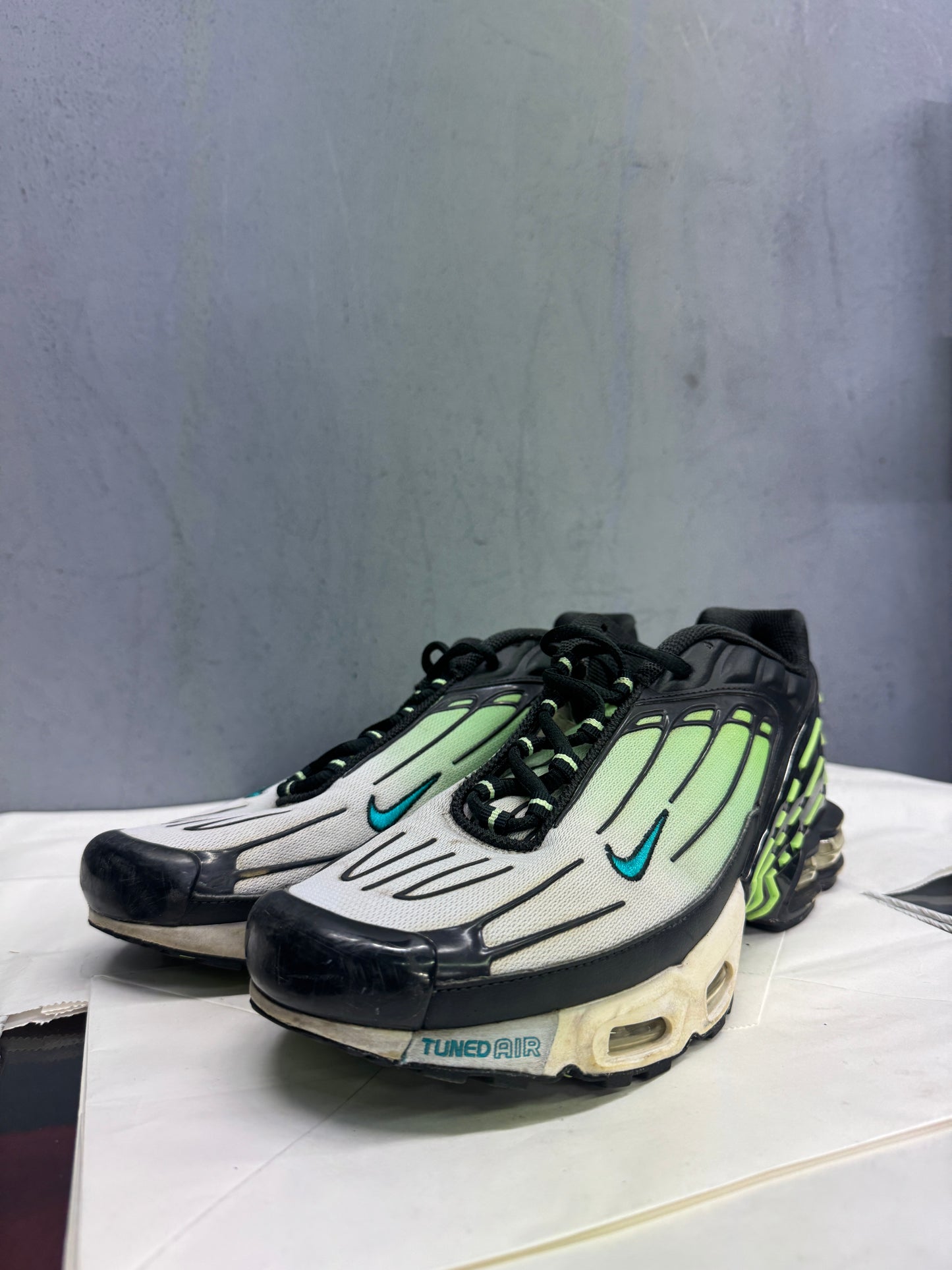 Used TN 3 Off Noir Lime Glow Multiple Sizes