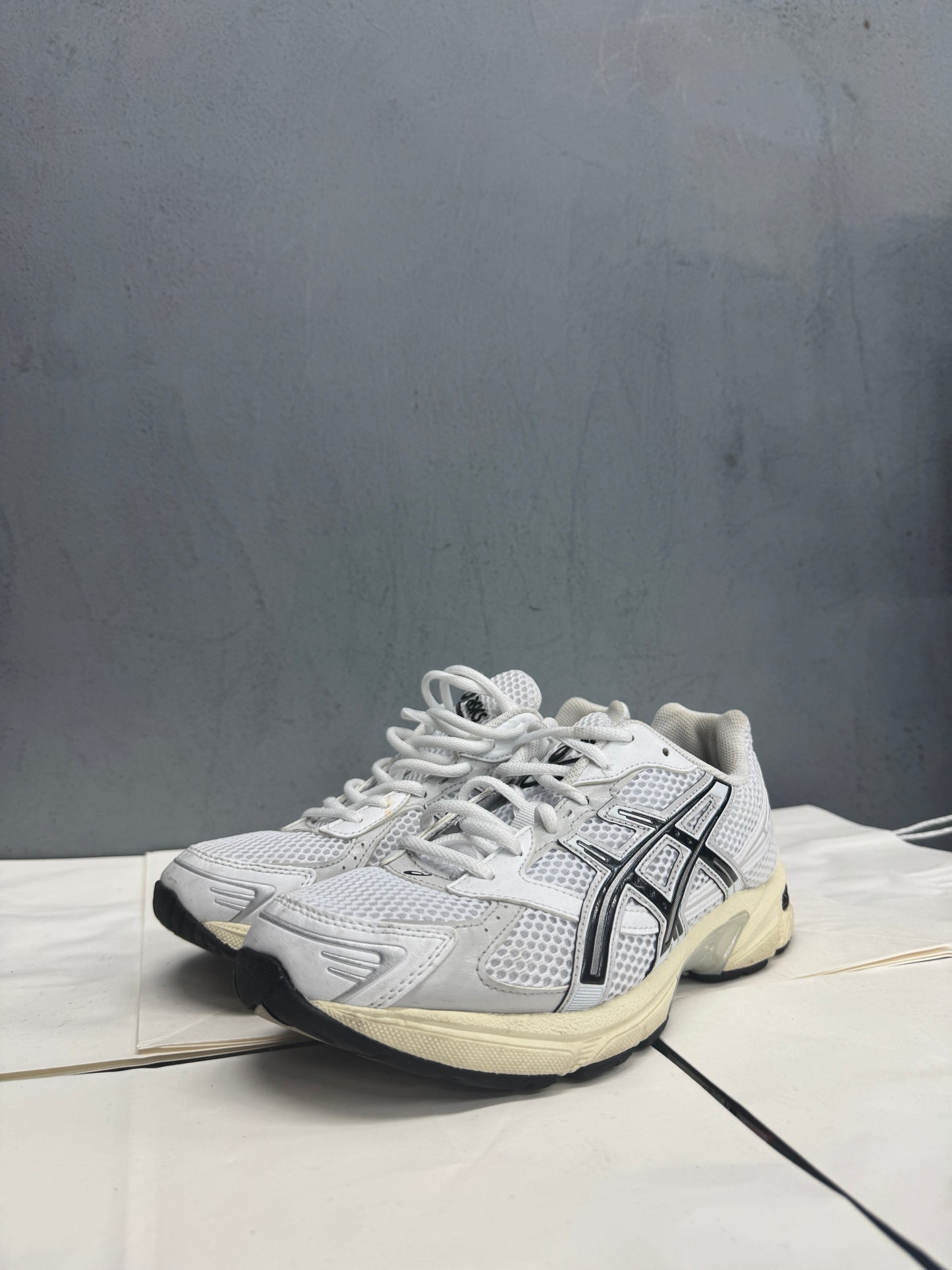 Used GEL-1130 White Cloud Grey Multiple Sizes