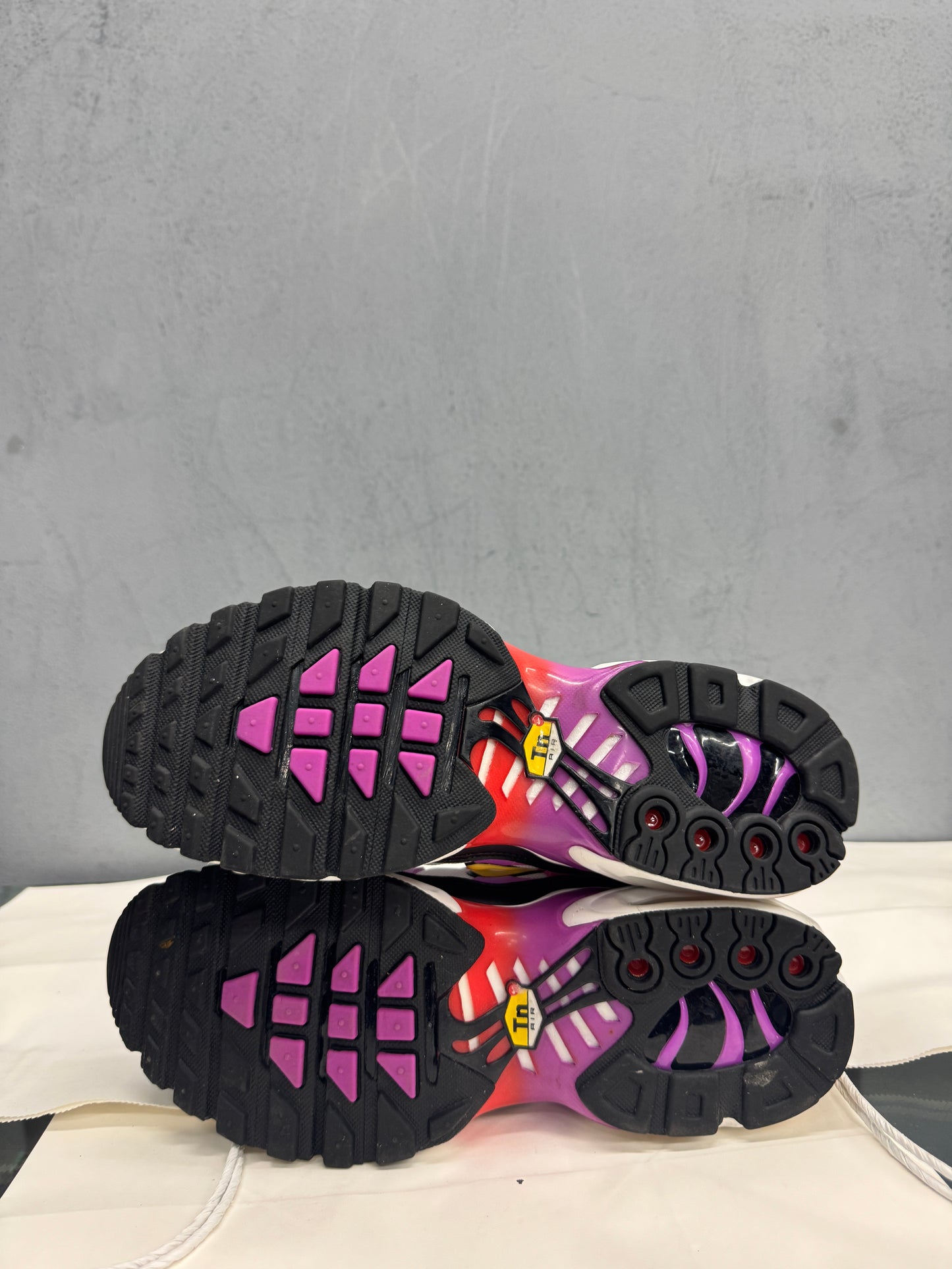 Used TN Fuchsia Picante Gradient Women's US Women's 8 - Men's 6.5