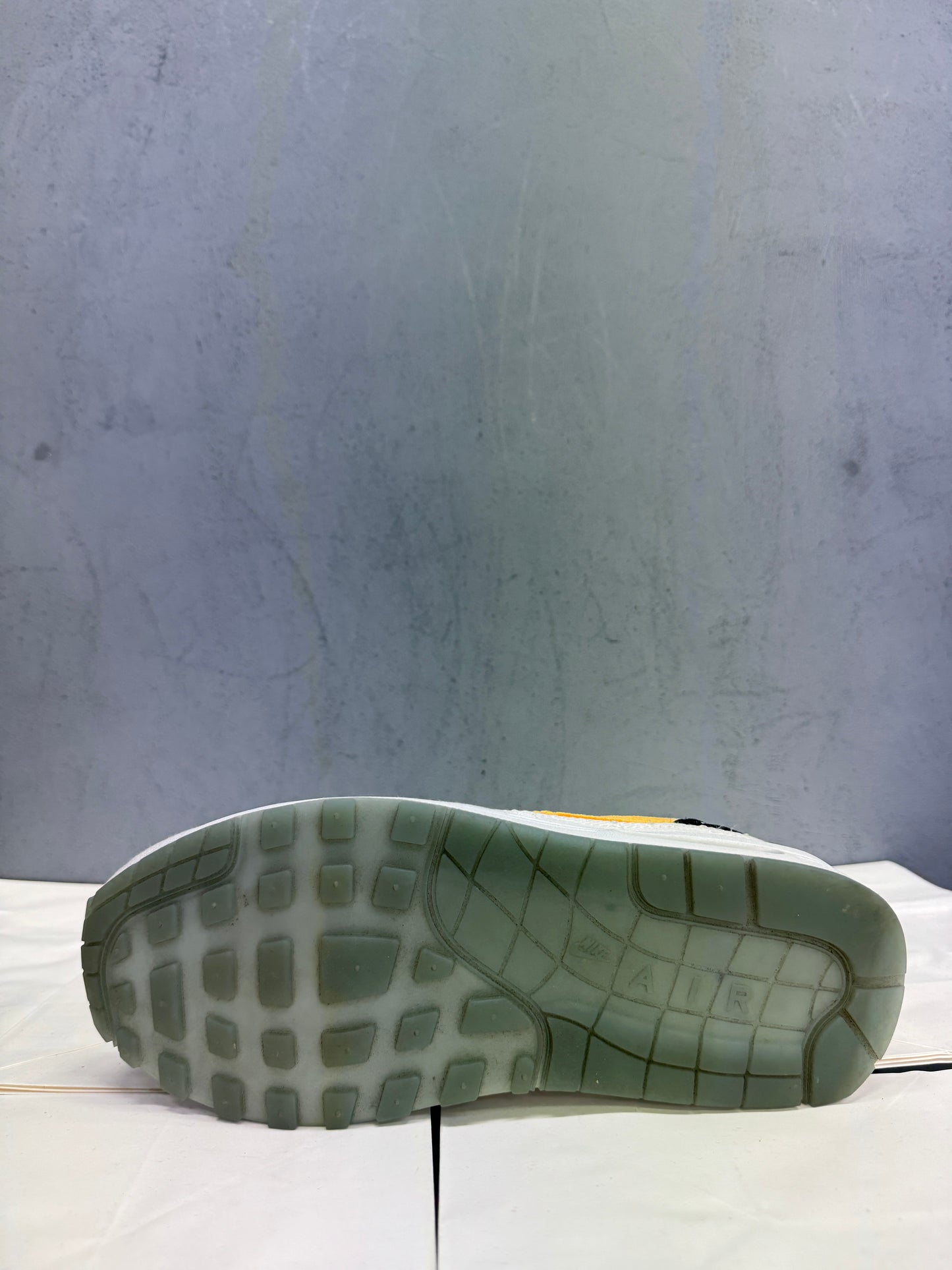 Used Air Max 1 Daisy US Men's 9.5 - Women's 11