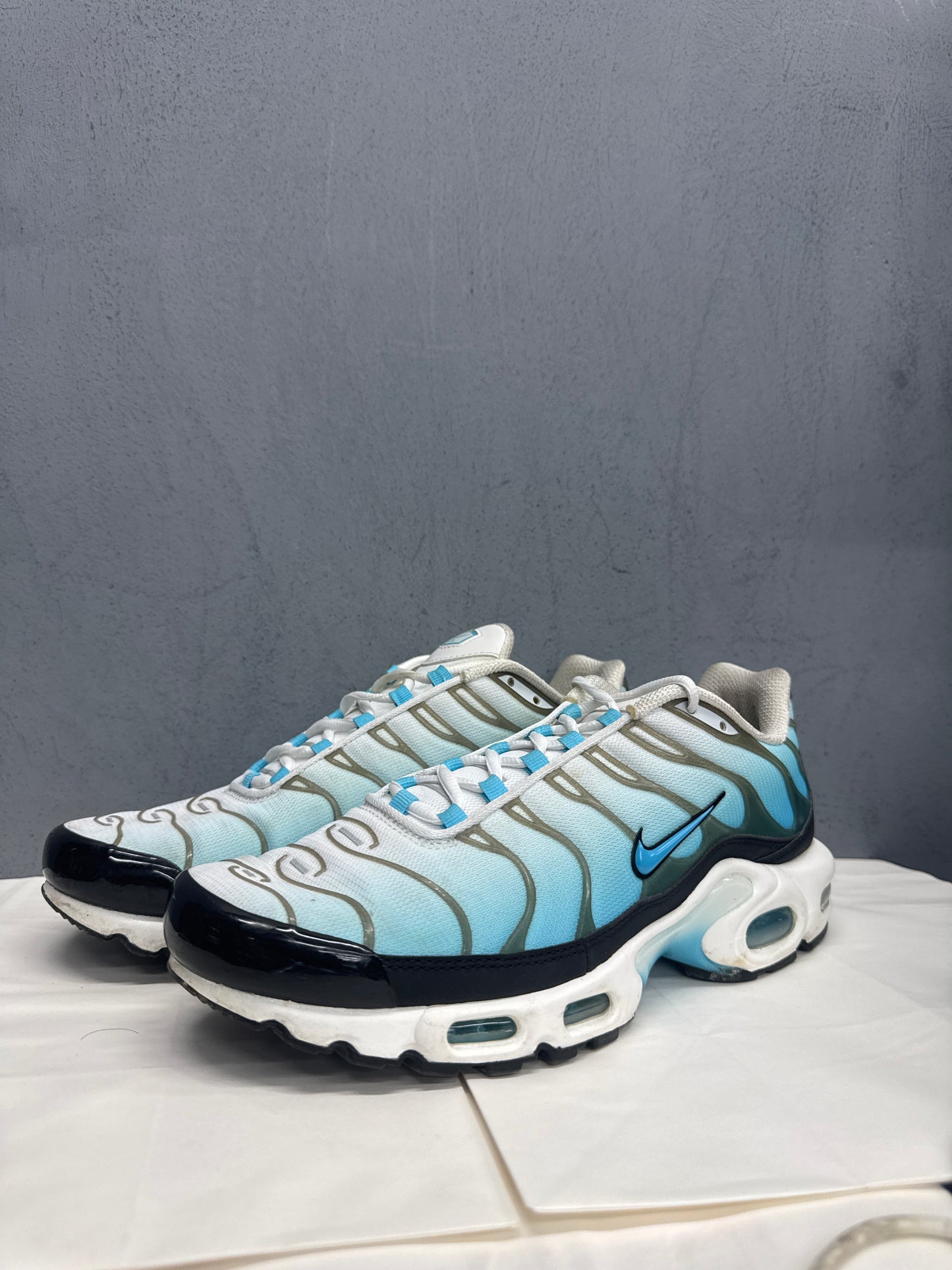 Used TN Baltic Blue Mens Multiple Sizes