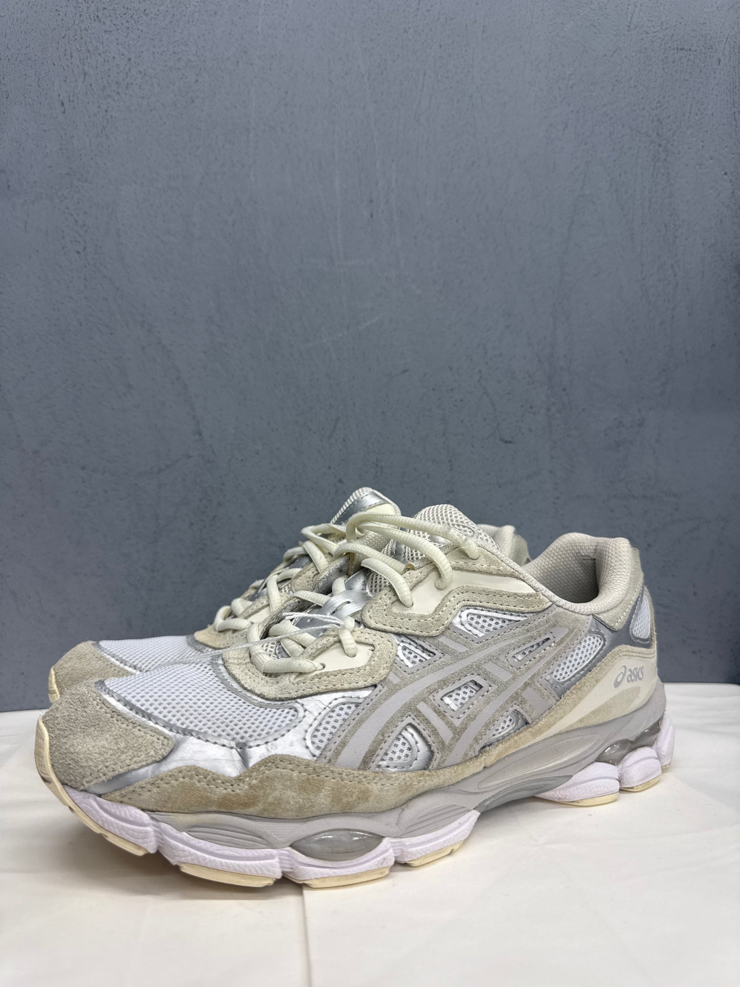 Used GEL-NYC White Cream Silver Multiple Sizes
