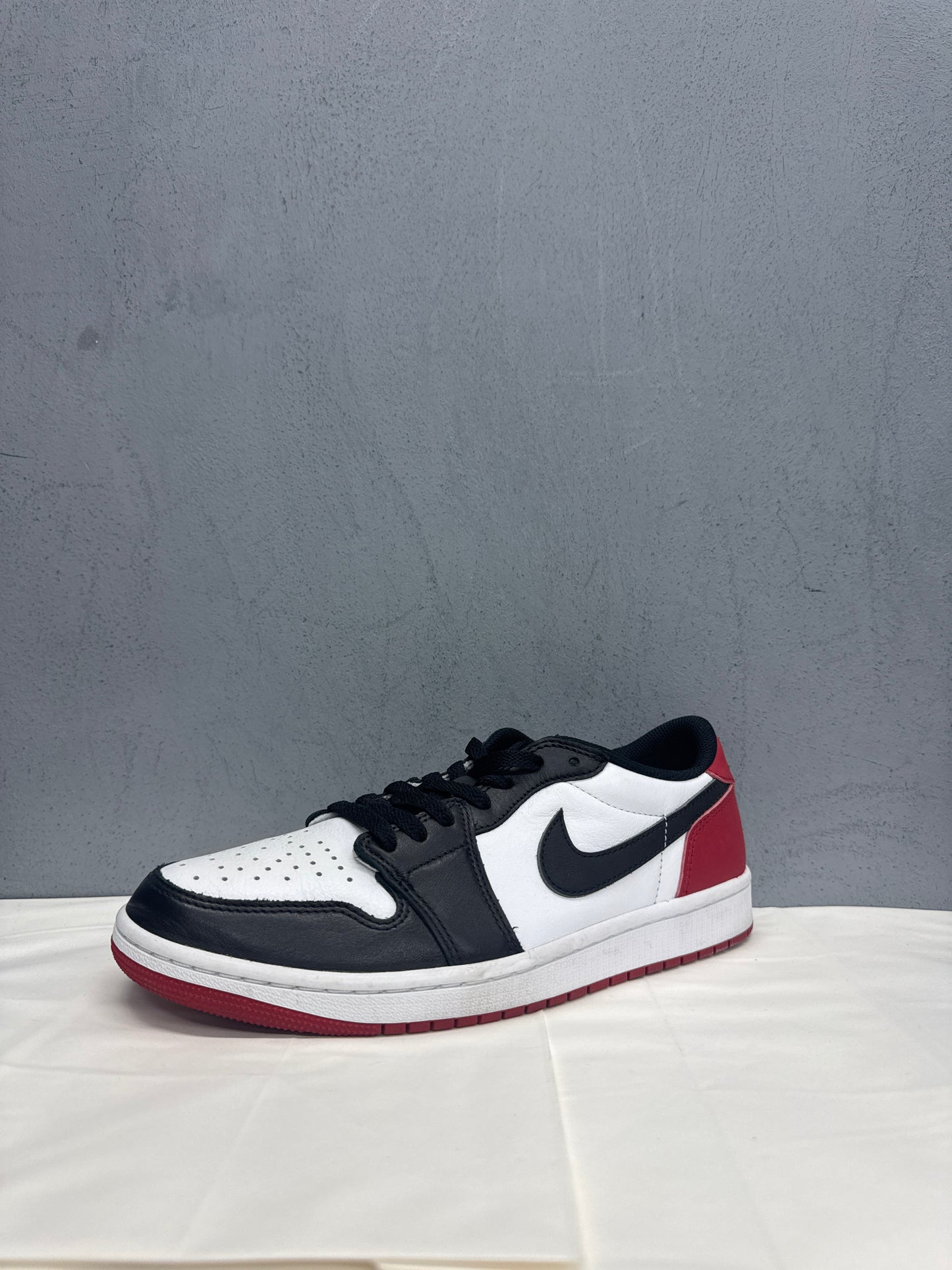 Used Jordan 1 Retro Low OG Black Toe 2023 US Men's 9 - Women's 10.5