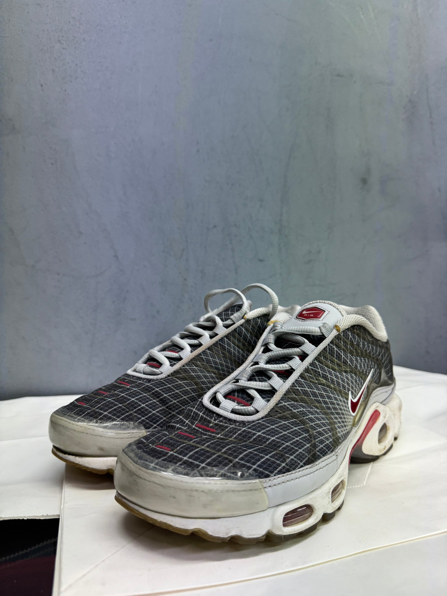 Used TN OG Neutral Grey US Men's 7 - Women's 8.5