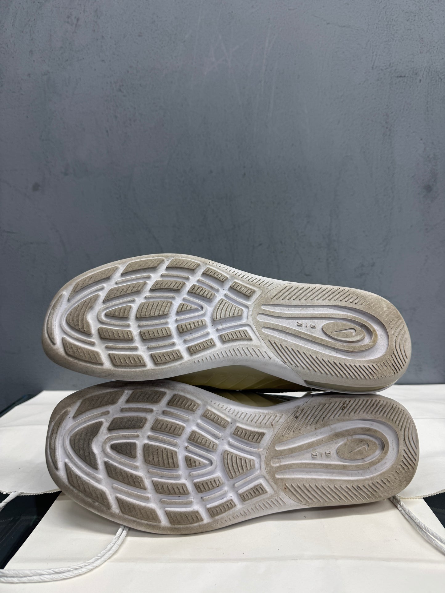 Used Air Max Axis White Women's US Women's 10 - Men's 8.5