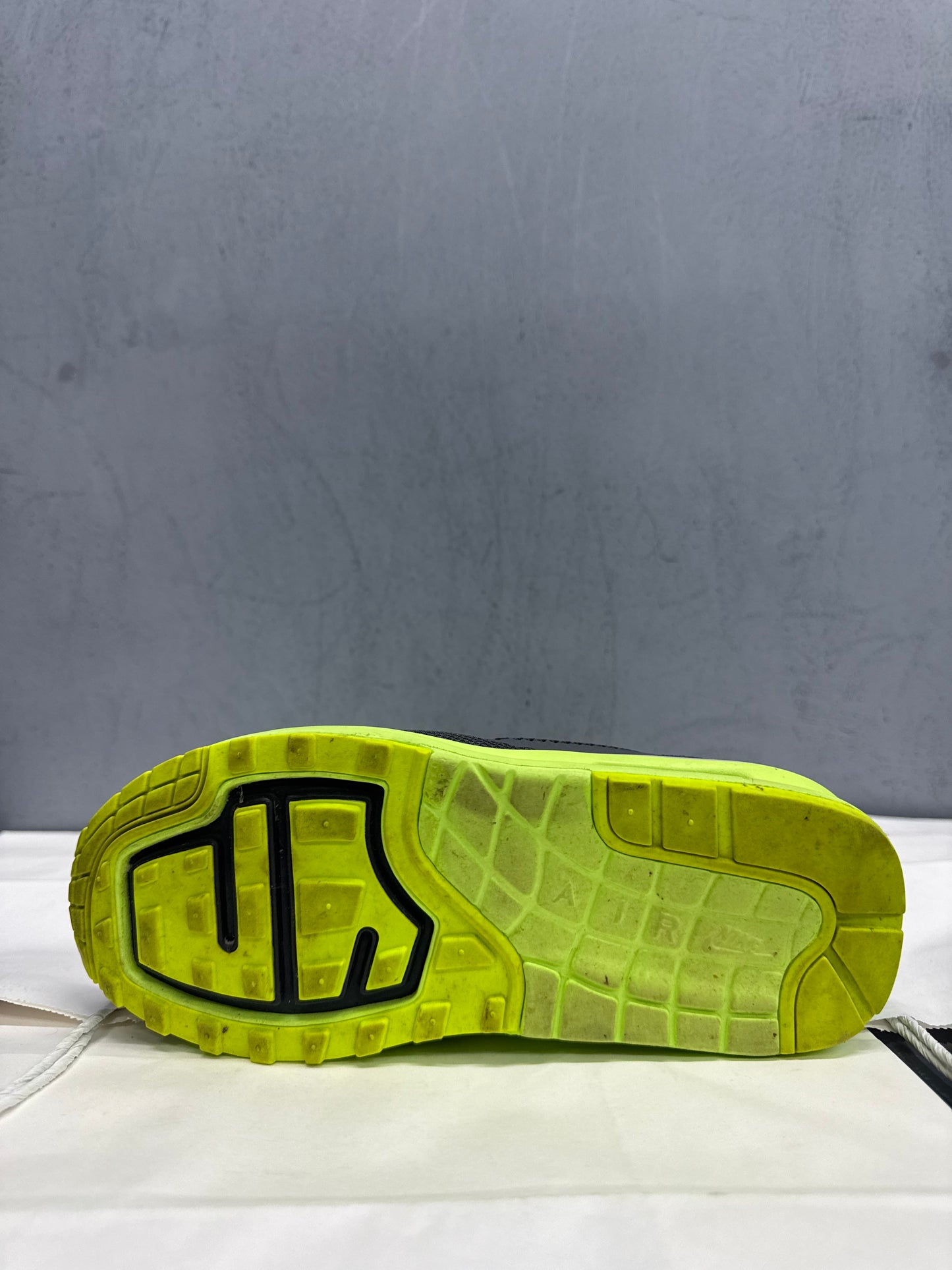 Used Air Max 1 Black Volt Green US Women's 7 - Men's 5.5