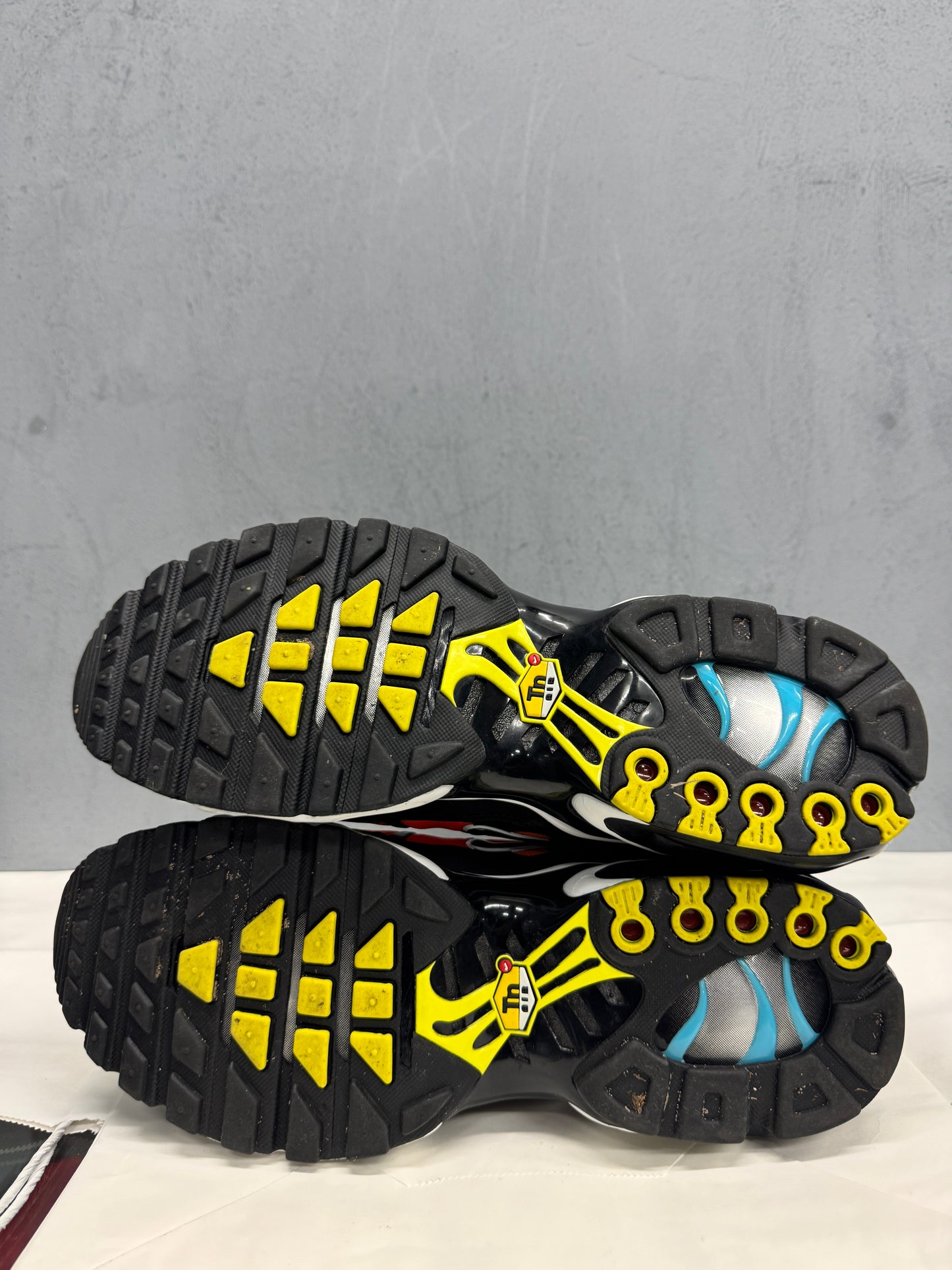 Used TN Baltic Blue Safety Orange US Men's 10.5 - Women's 12