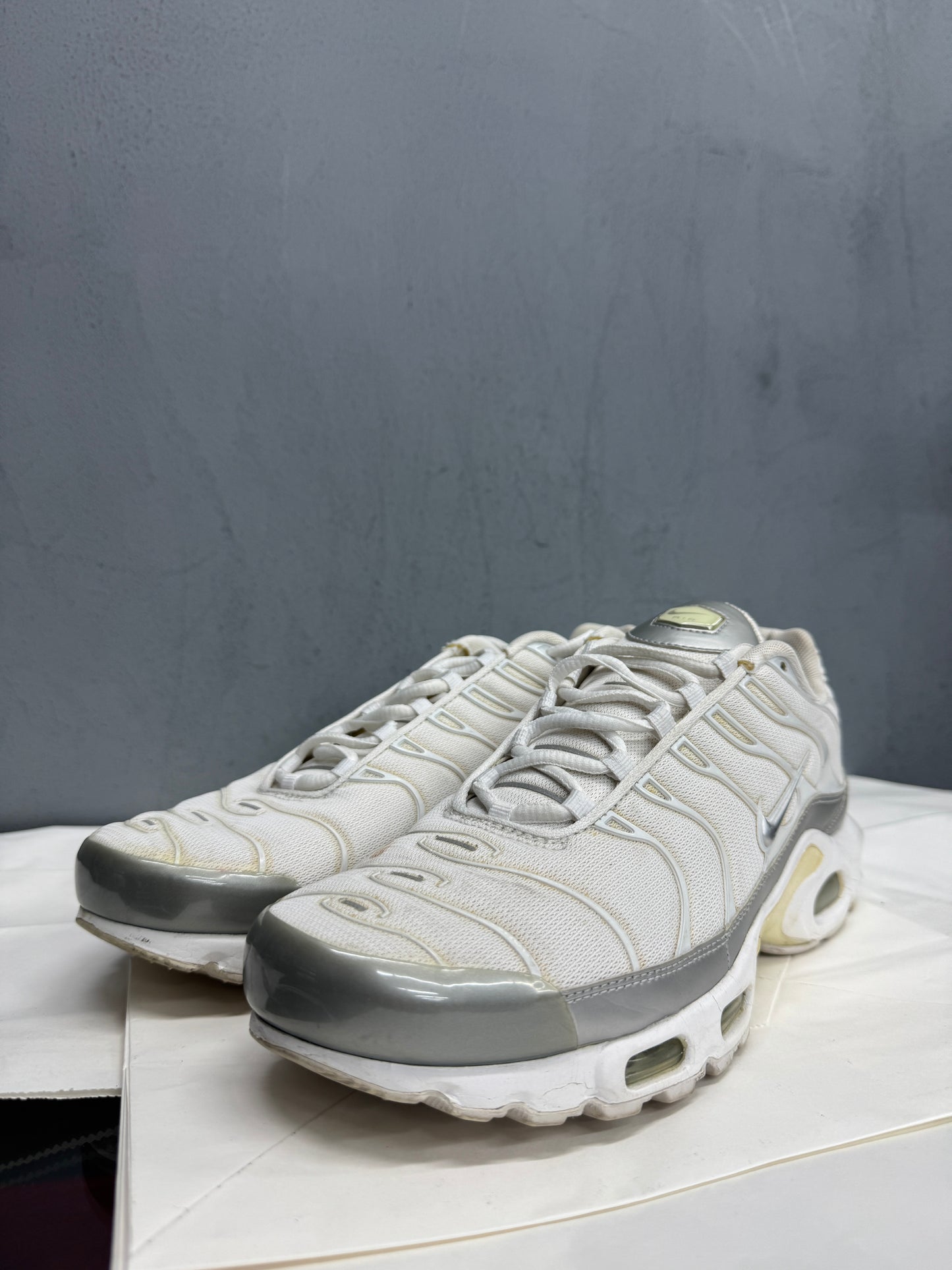 Used TN White Metallic US Men's 10.5 - Women's 12