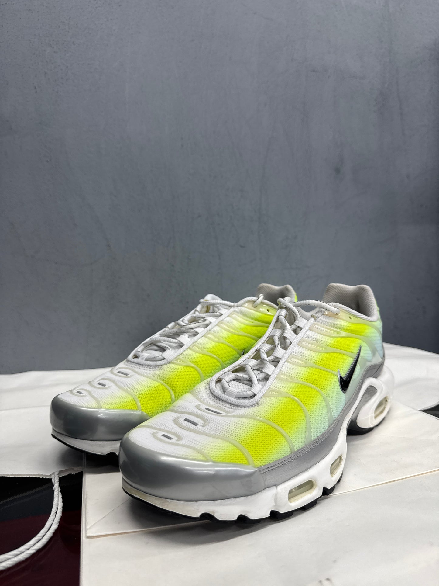 Used TN Cyber Glacier Blue Gradient Womens US Women's 12 - Men's 10.5