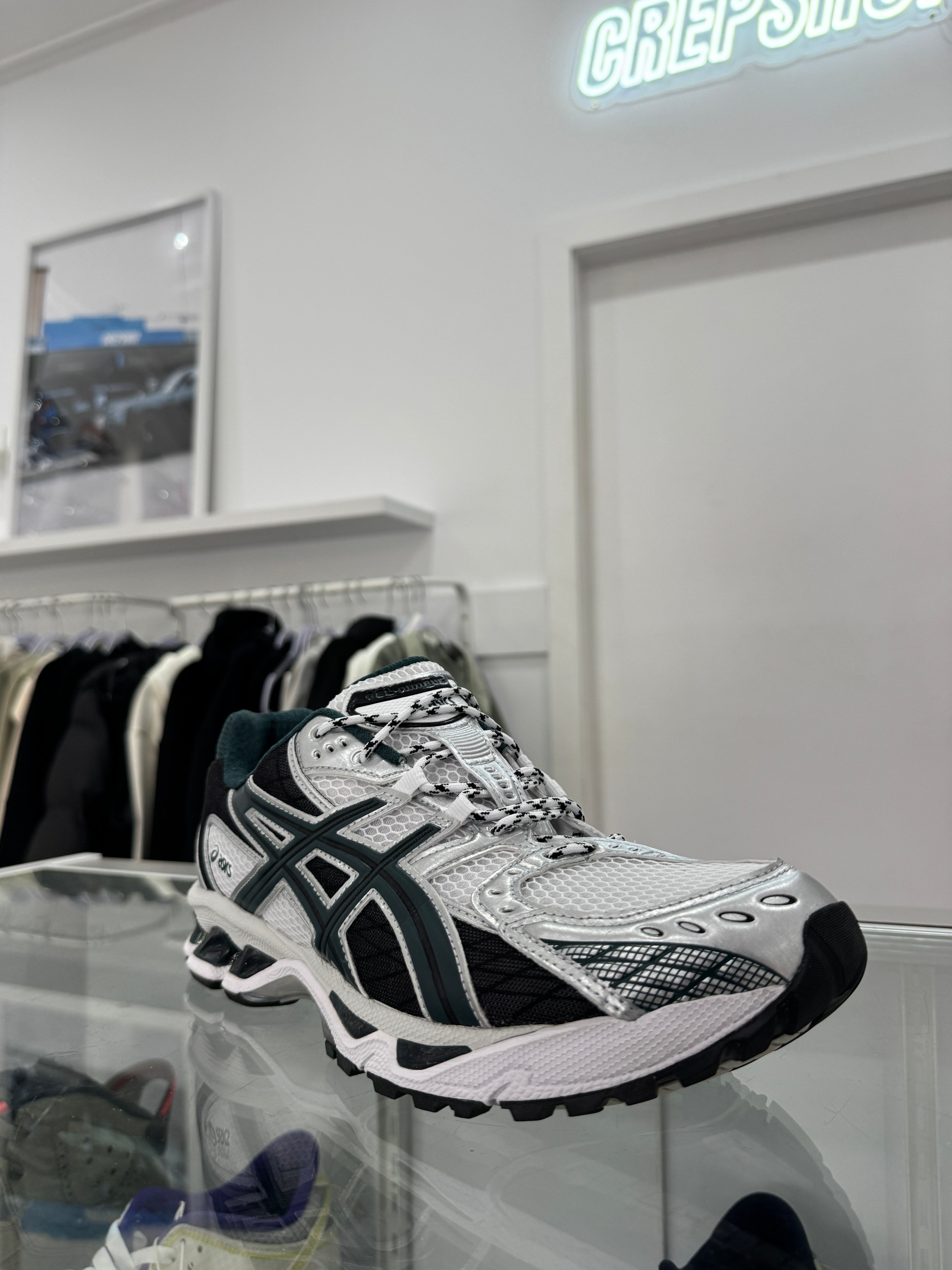 Used ASICS Gel-Nimbus 10.1 White Saxon Green