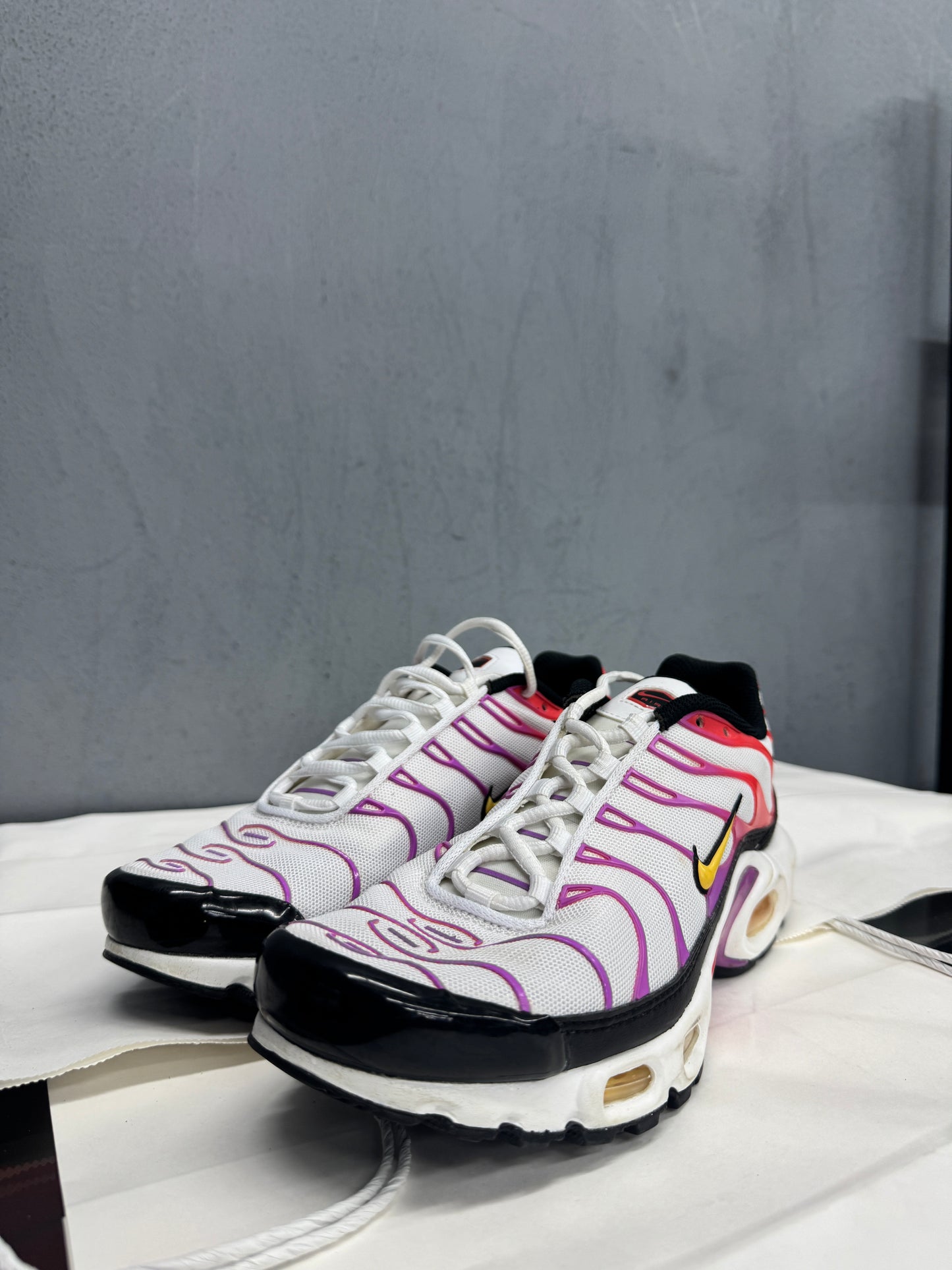 Used TN Fuchsia Picante Gradient Women's US Women's 8 - Men's 6.5