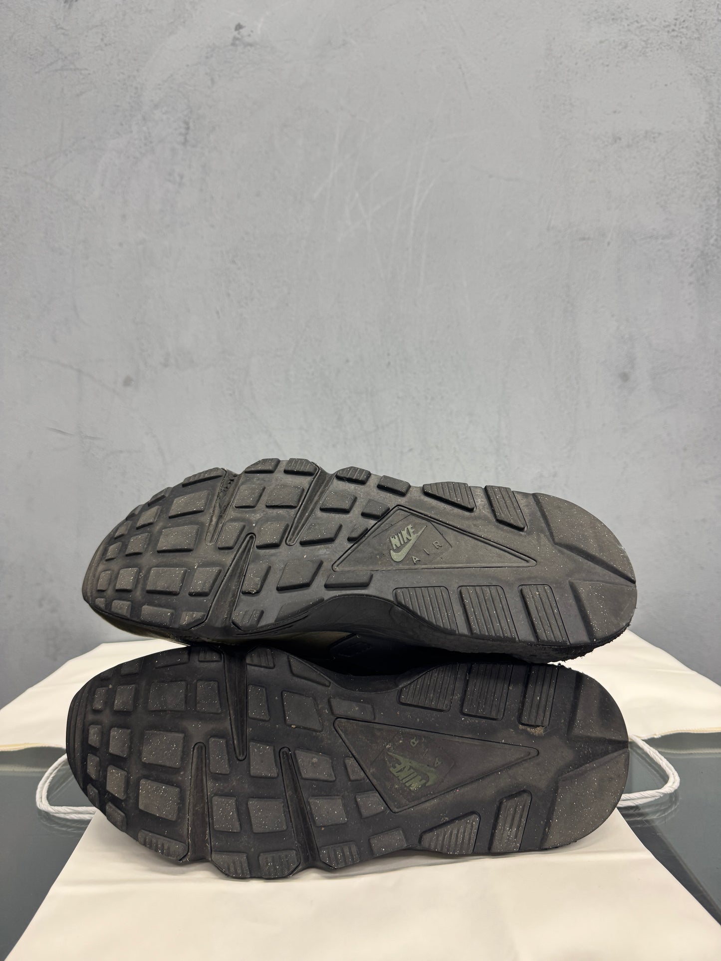 Used Air Hurachie Khaki Black US Men's 12 - Women's 13.5