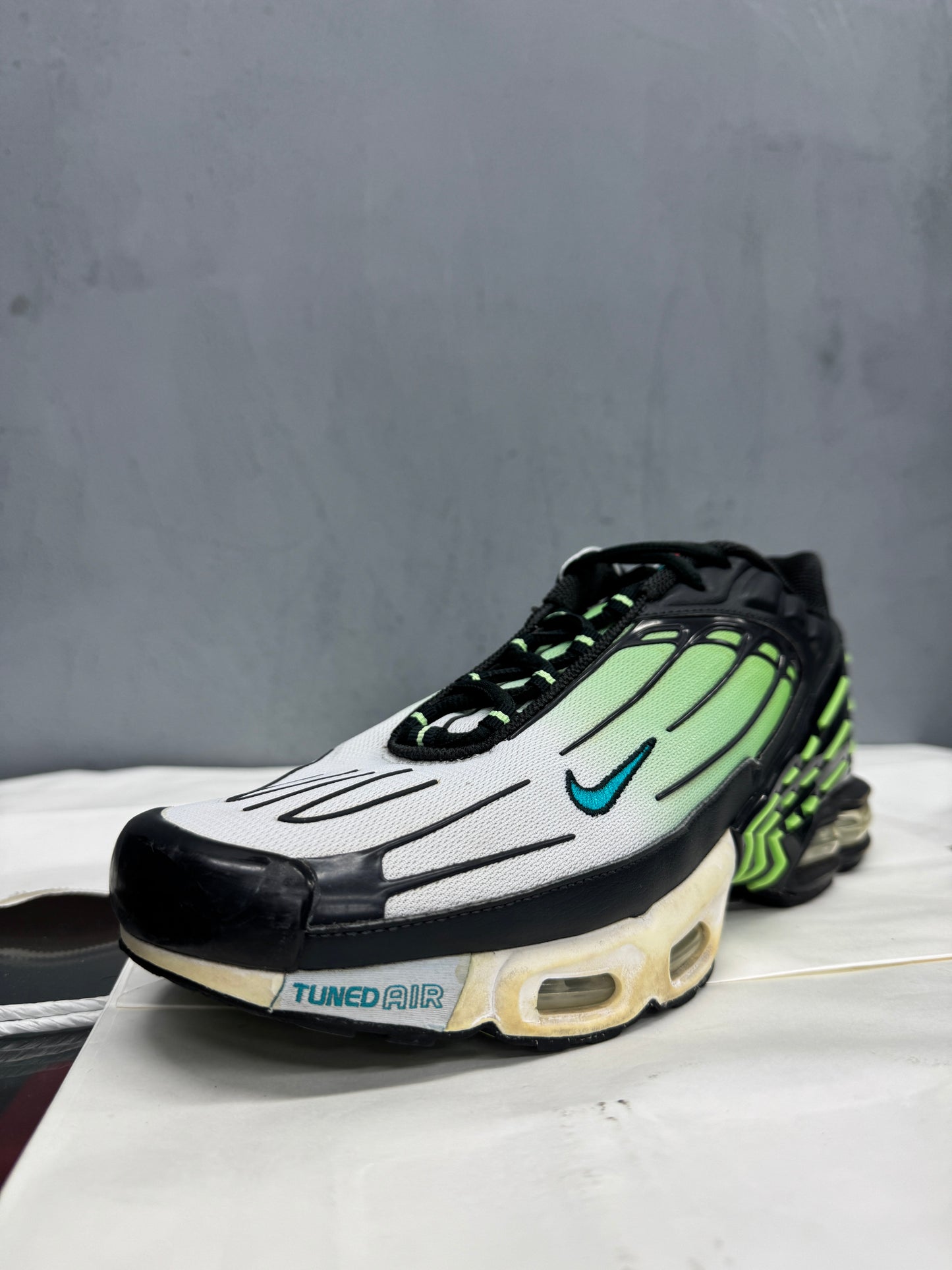 Used TN 3 Off Noir Lime Glow Multiple Sizes