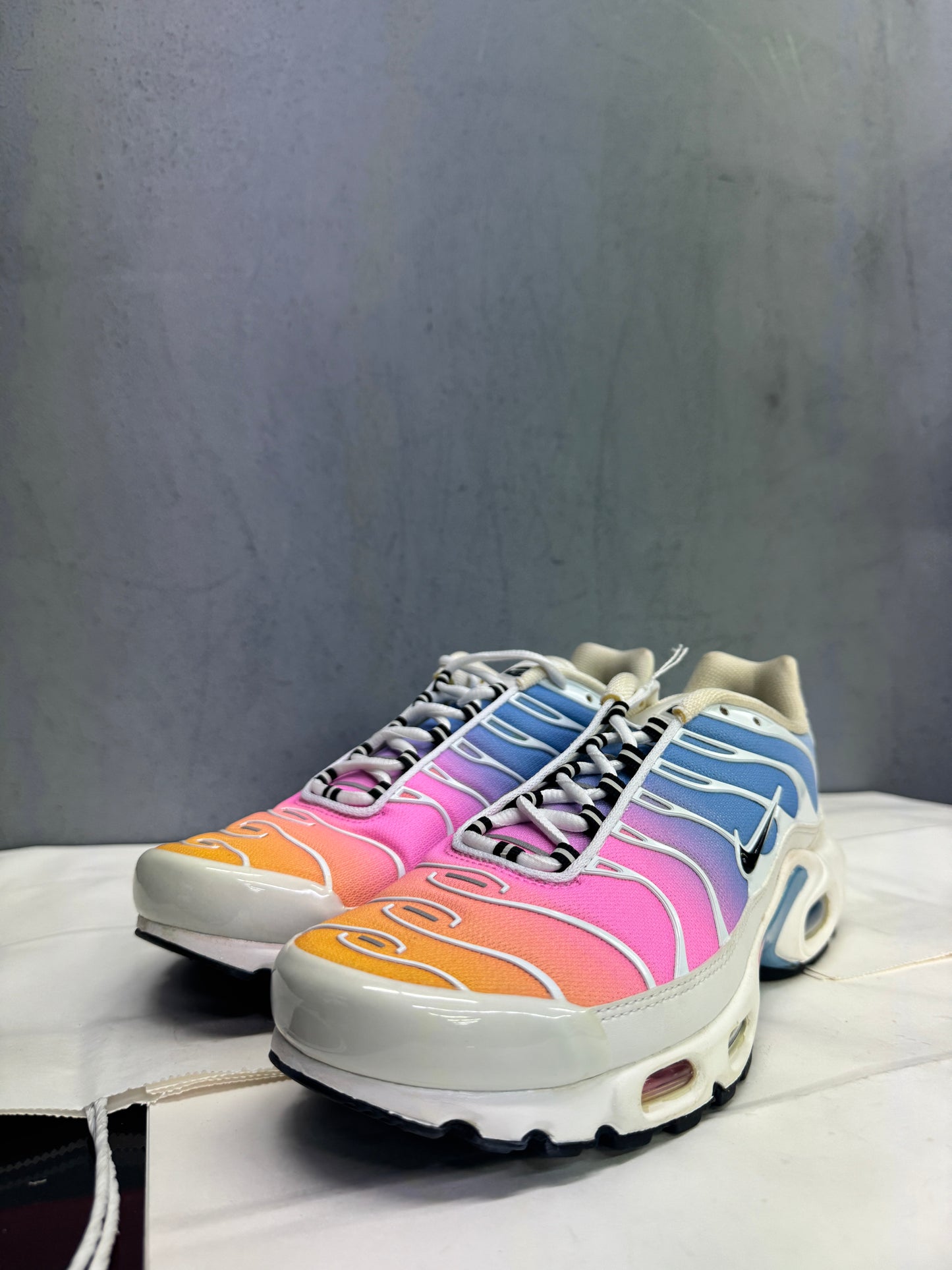 Used TN Rainbows US Men's 9.5 - Women's 11