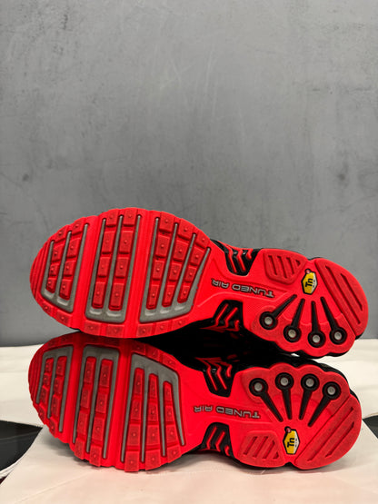 Used TN 3 Radiant Red Black US Men's 7 - Women's 8.5