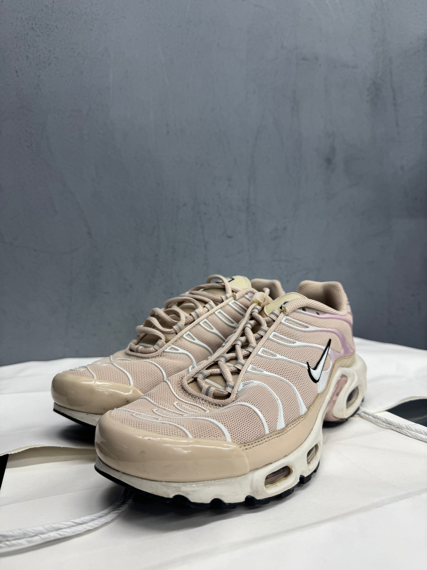 Used TN Beige White Pink Women's US Women's 9 - Men's 7.5