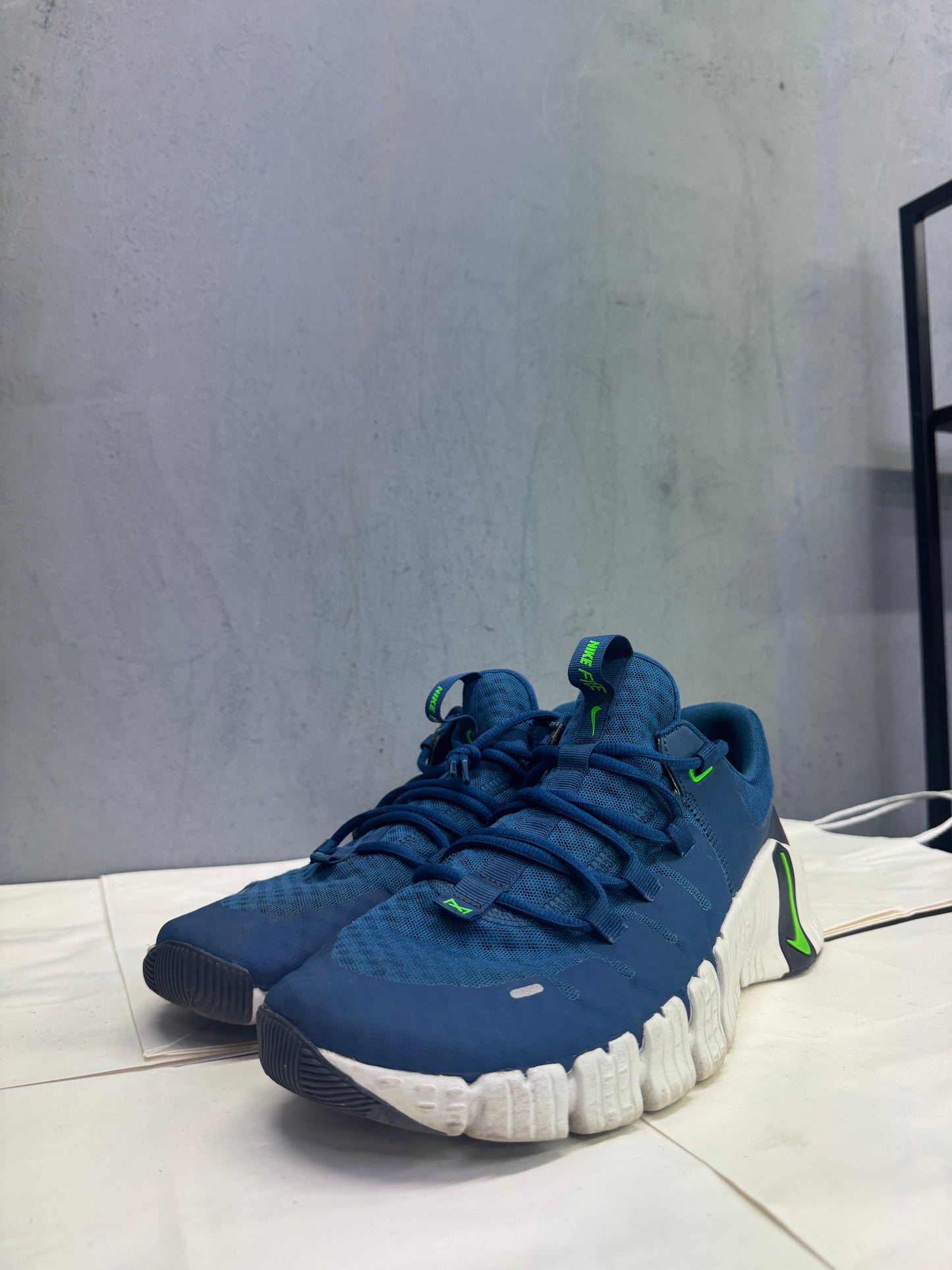 Used Metcon 5 Court Blue Green Strike US Men's 12 - Women's 13.5