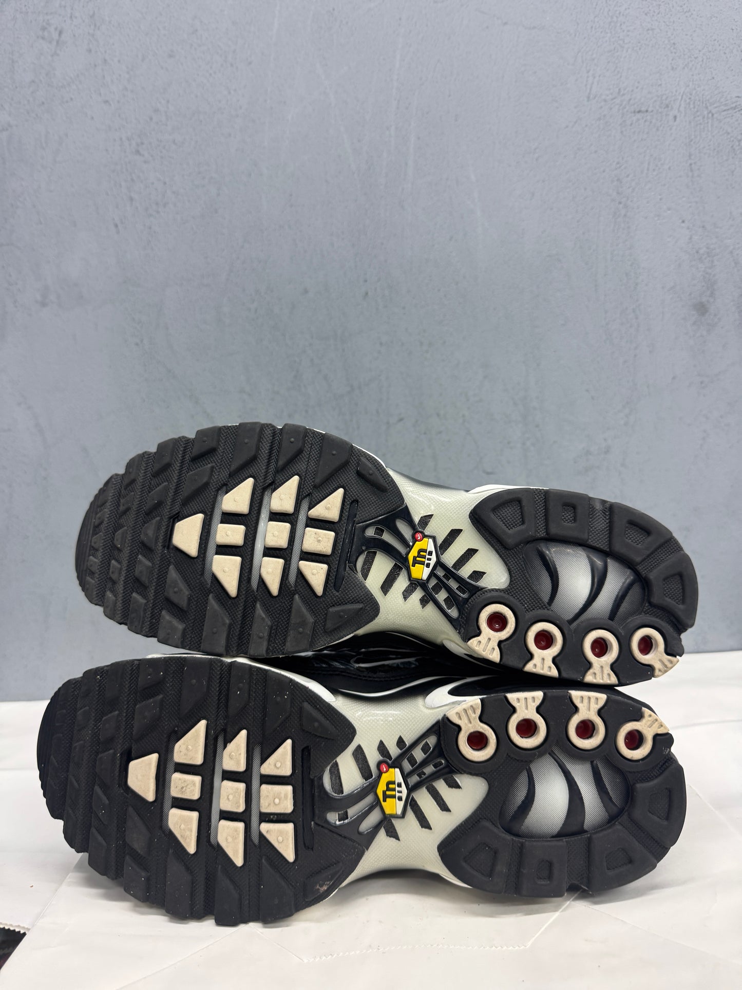 Used TN Dark Smoke Grey Mens US Men's 8 - Women's 9.5