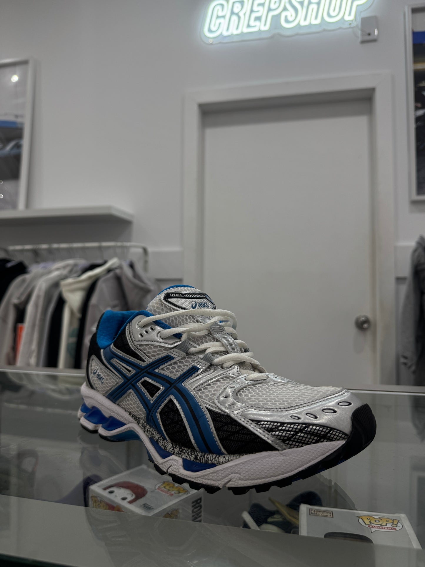 Used Gel Nimbus 10.1 Silver White Blue 45756