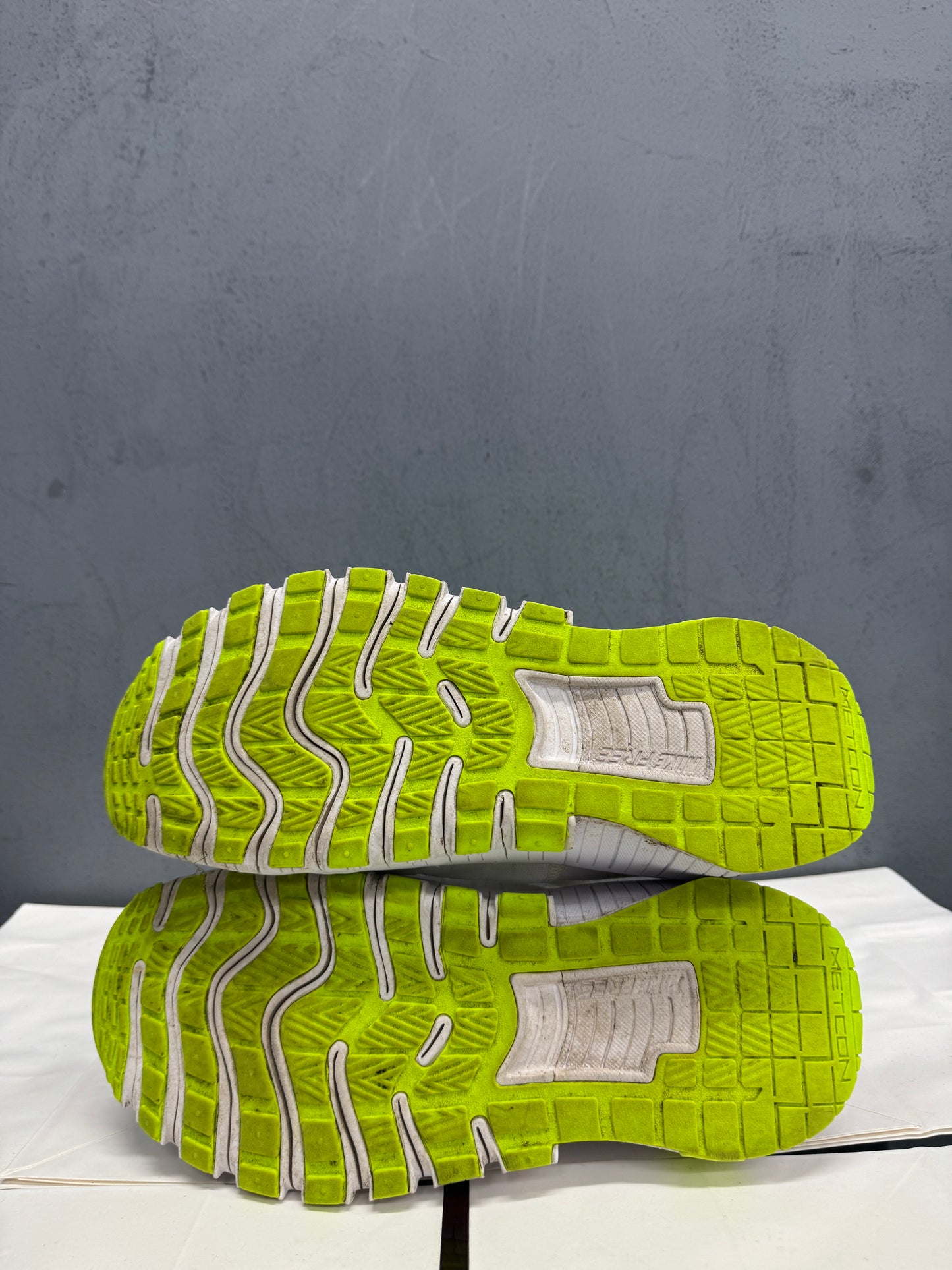 Used Free Metcon 6 White Volt US Men's 10.5 - Women's 12