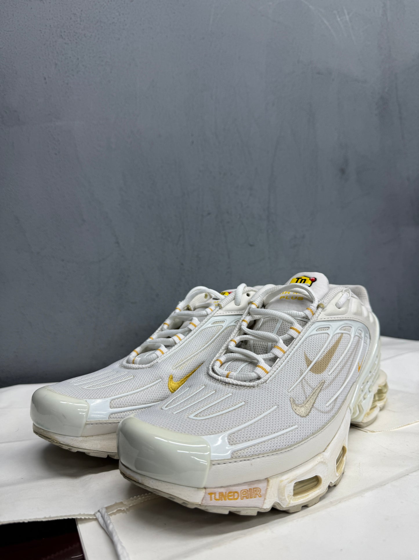 Used TN 3 White Yellow Multi Swoosh US Men's 10 - Women's 11.5