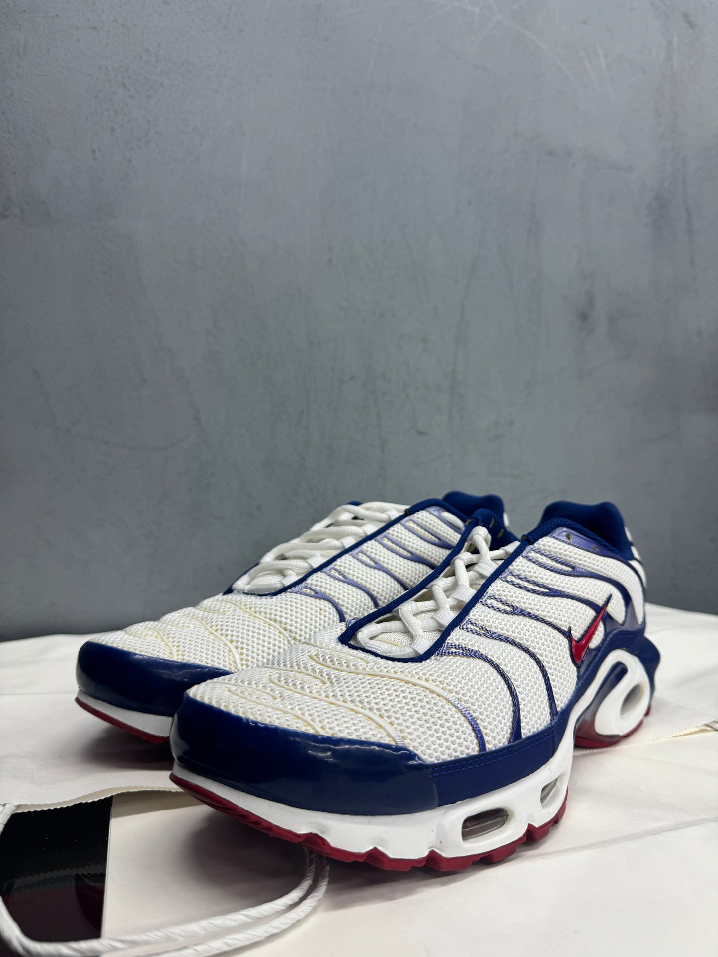 Used TN White Red Blue US Men's 11 - Women's 12.5