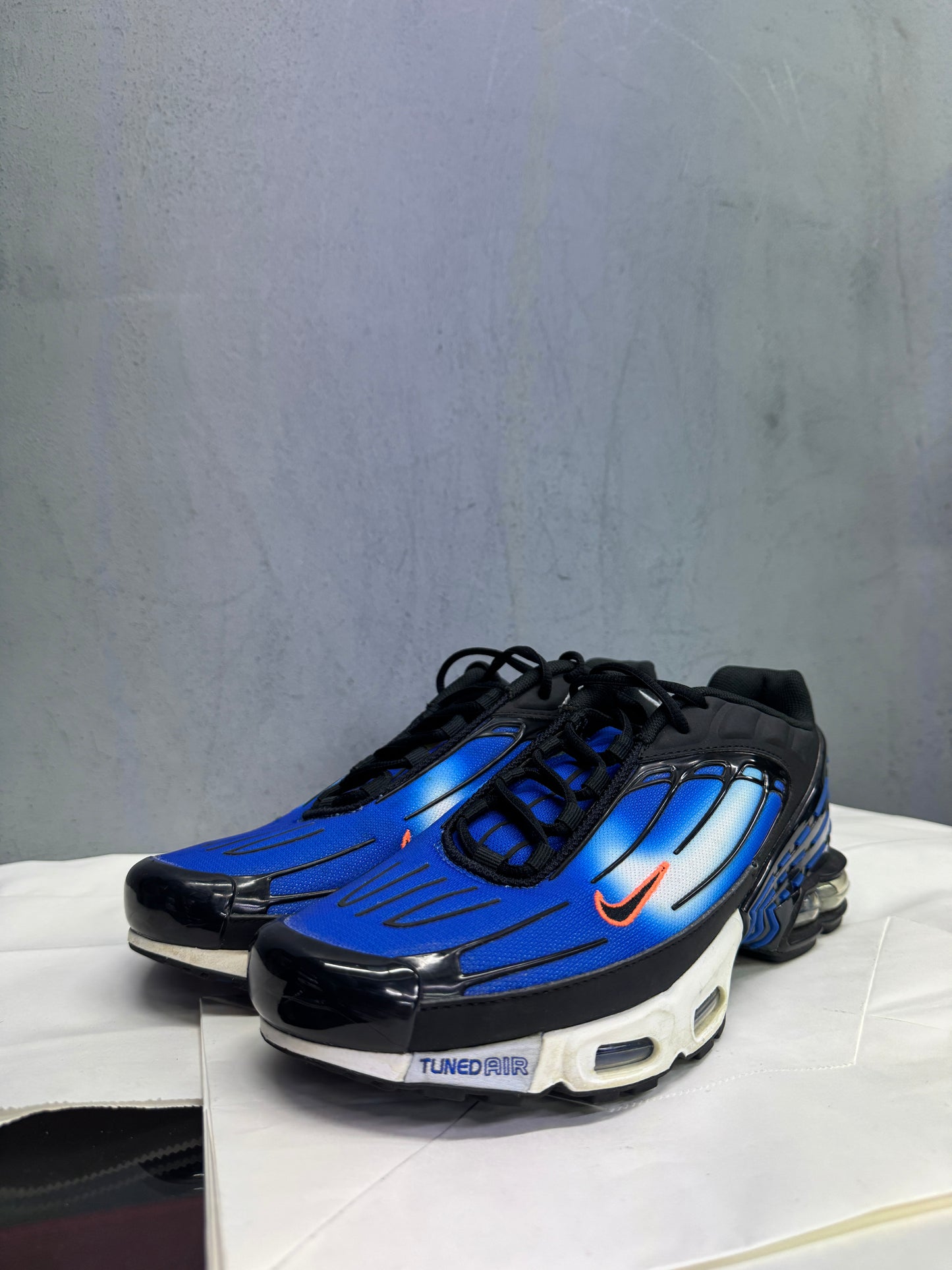 Used TN3 Blue Fade US Men's 10 - Women's 11.5