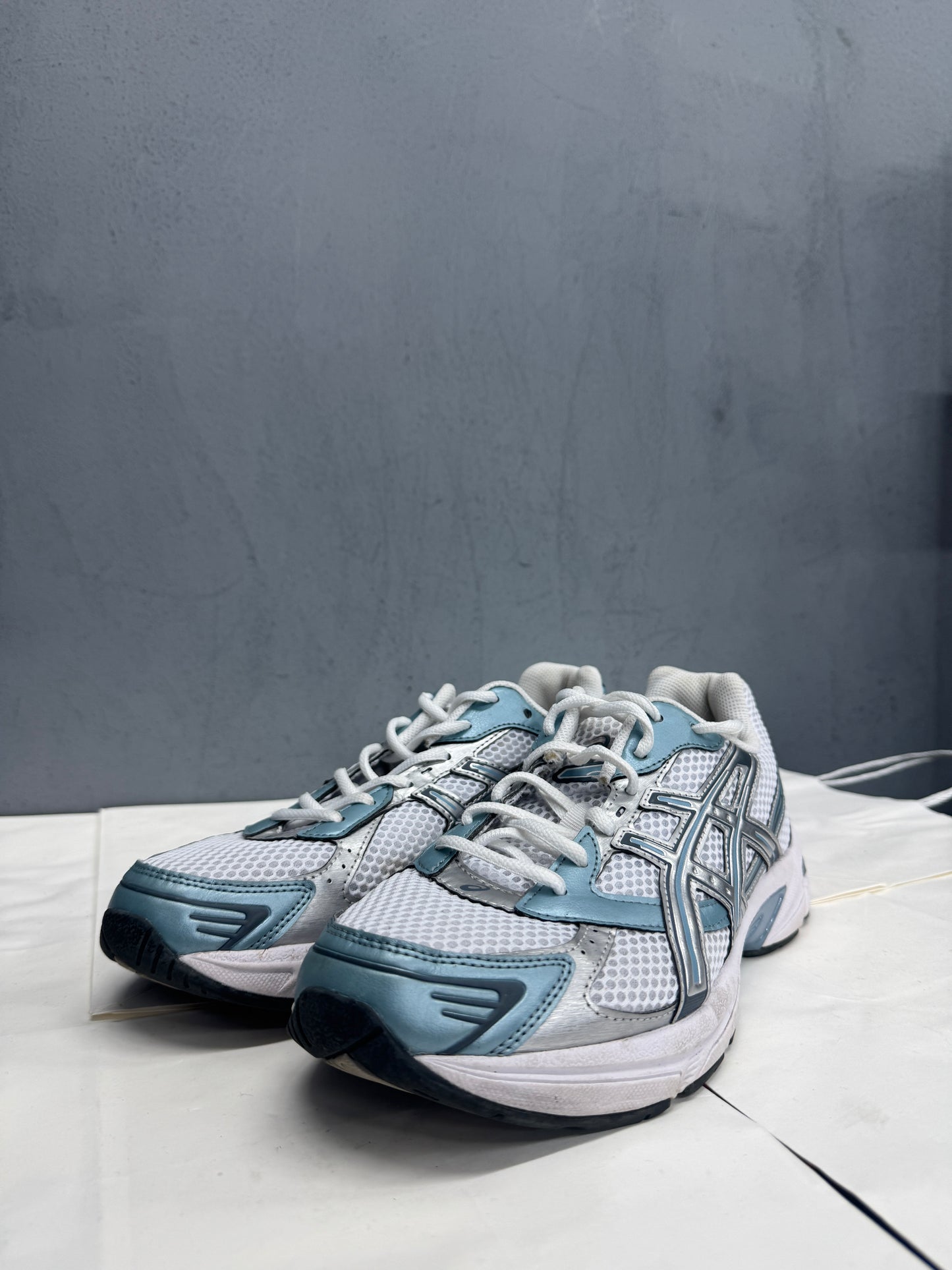 Used GEL-1130 White Shark skin US Men's 9 - Women's 10.5