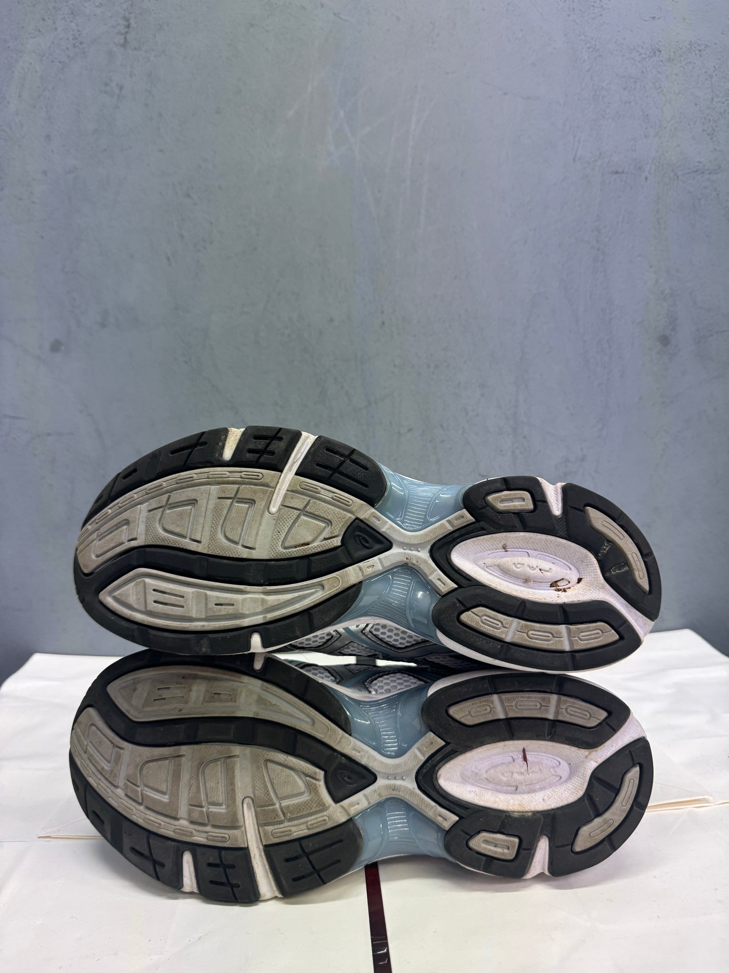 Used GEL-1130 White Shark skin US Men's 9 - Women's 10.5