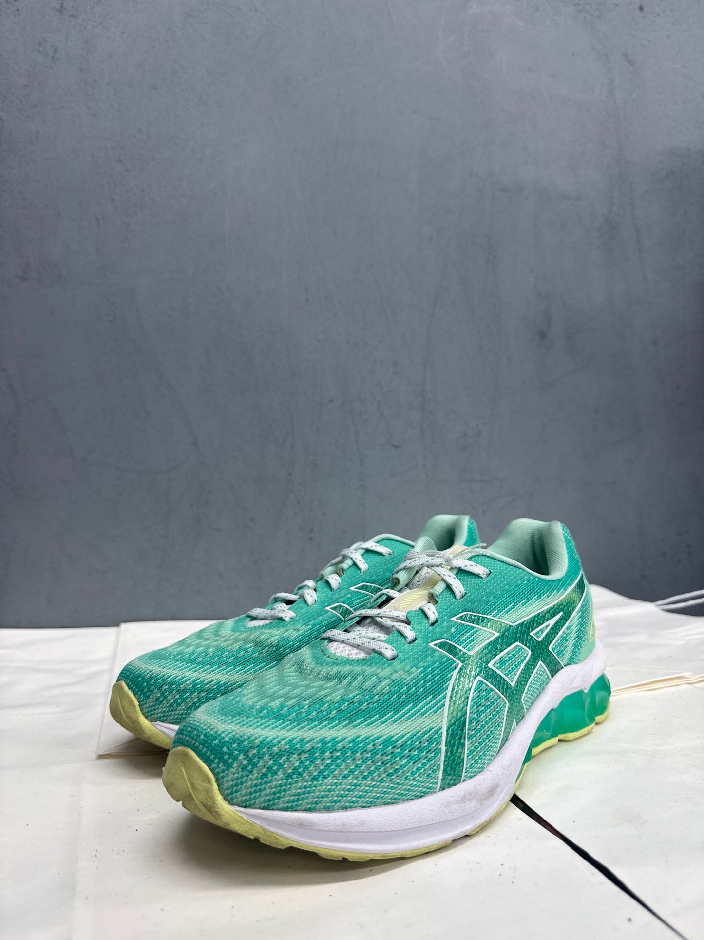 Used GEL-Quantum 180 Green US Men's 7 - Women's 8.5