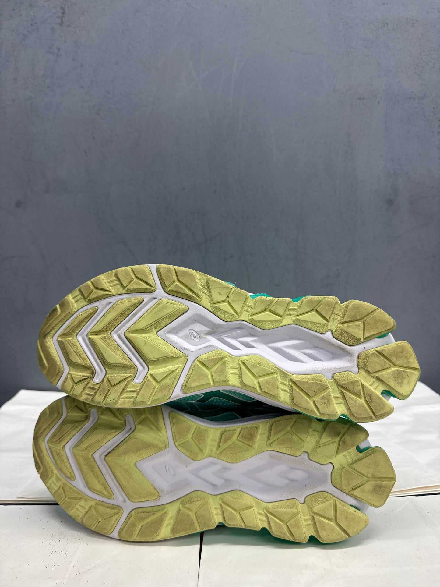 Used GEL-Quantum 180 Green US Men's 7 - Women's 8.5