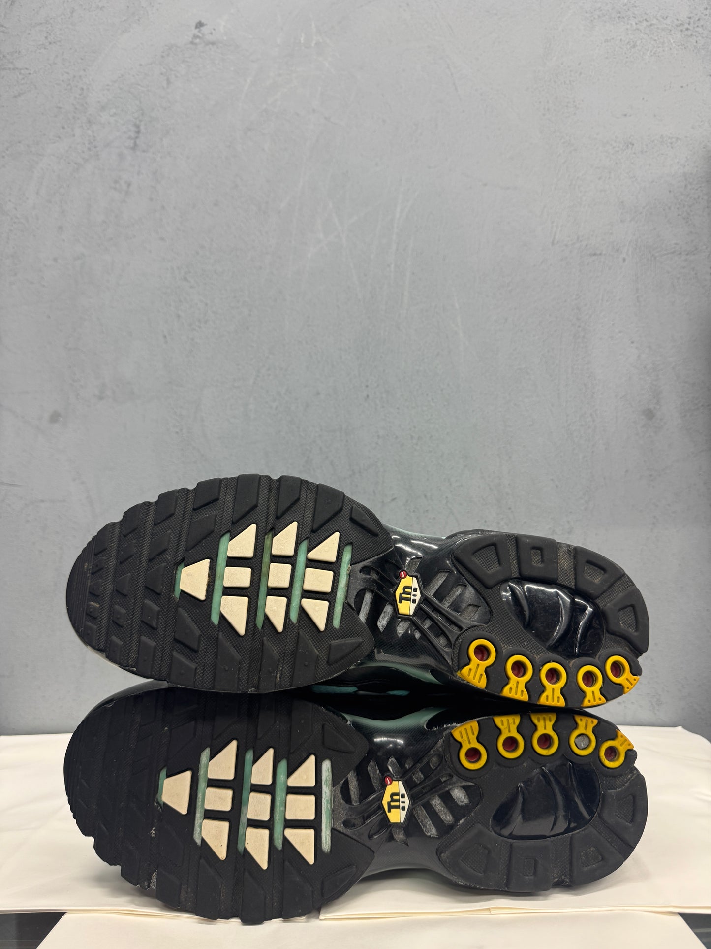 Used TN Dark Tiffany US Men's 11 - Women's 12.5