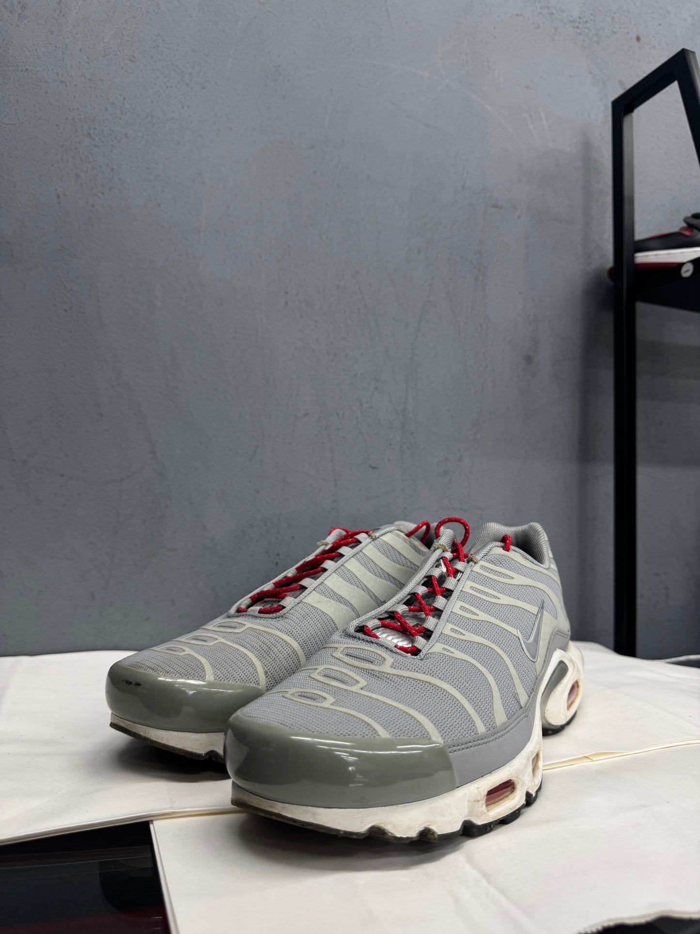 Used TN Light Smoke Grey Red US Men's 10.5 - Women's 12