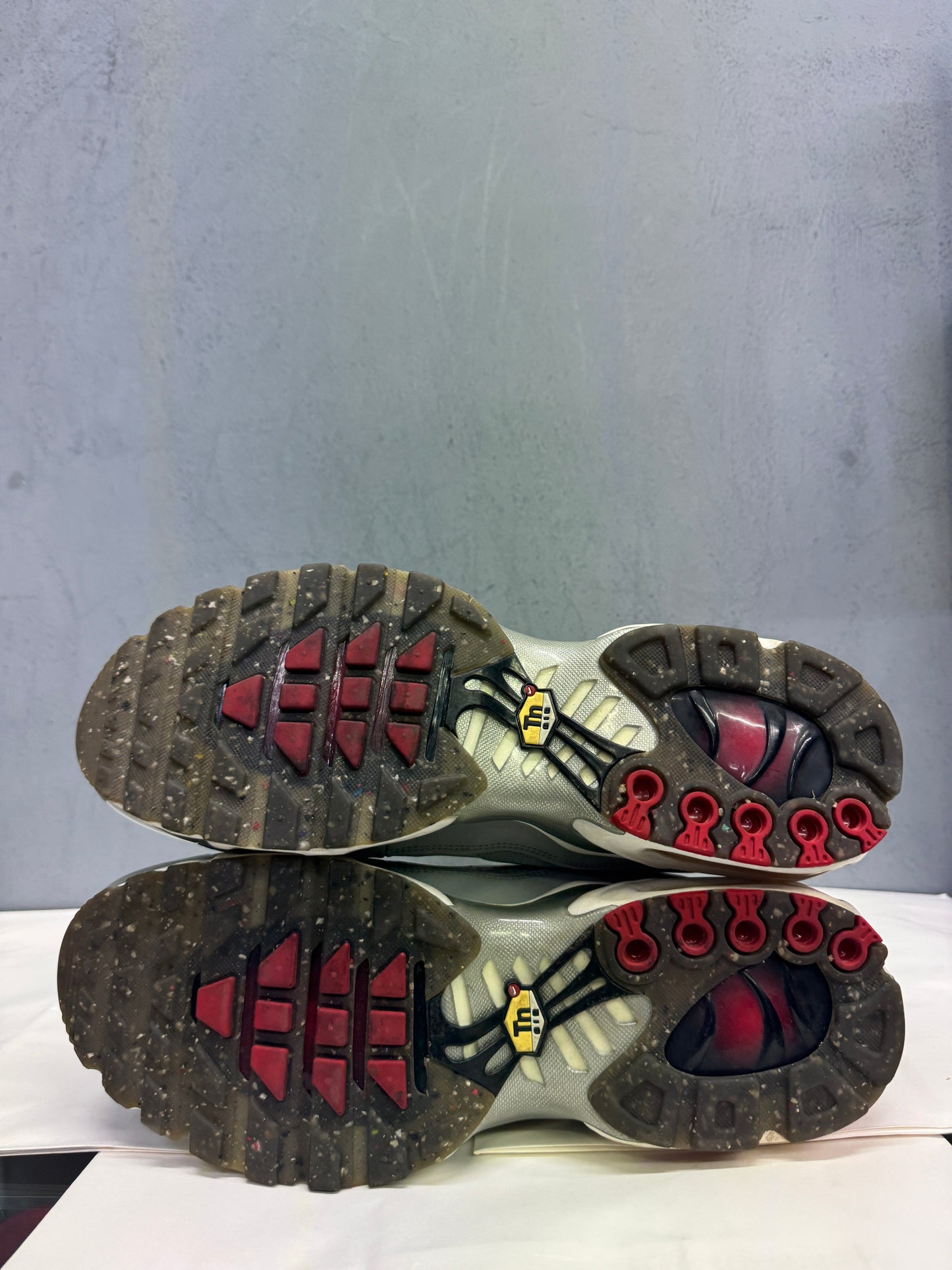 Used TN Light Smoke Grey Red US Men's 10.5 - Women's 12