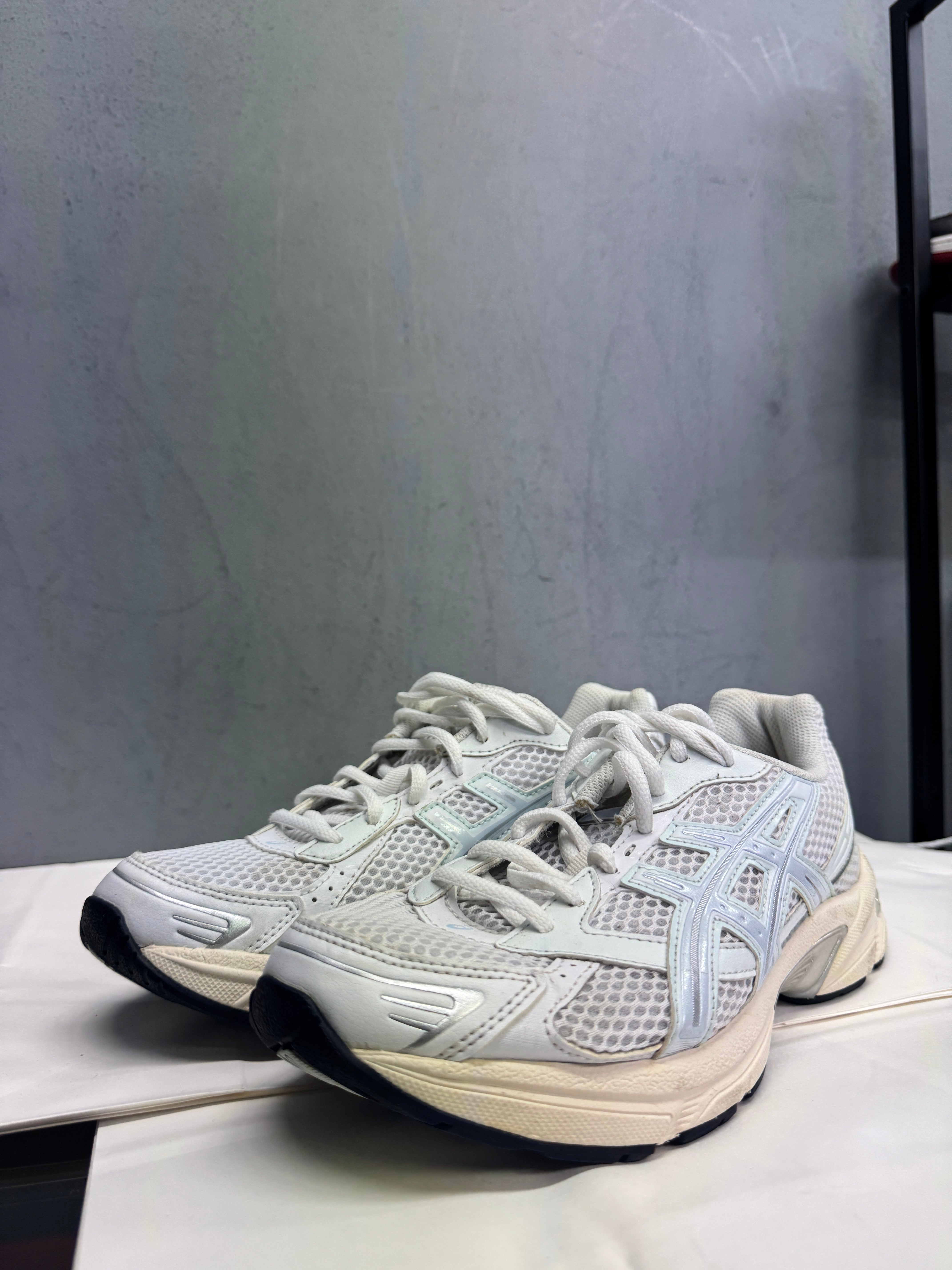 Used GEL-1130 White Silver Green
