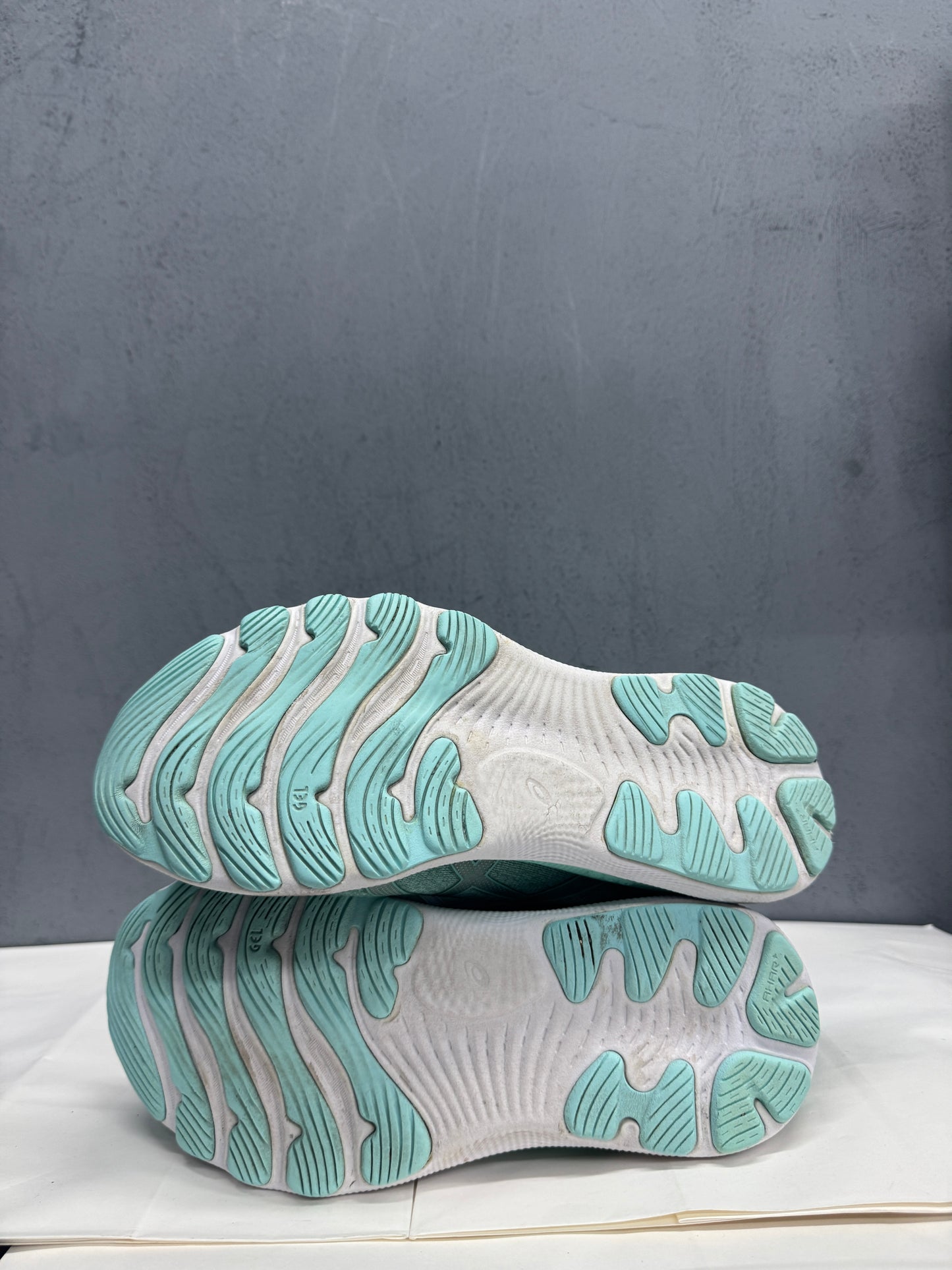 Used GEL-Nimbus 24 Sage Clear Blue Women's US Women's 7.5 - Men's 6