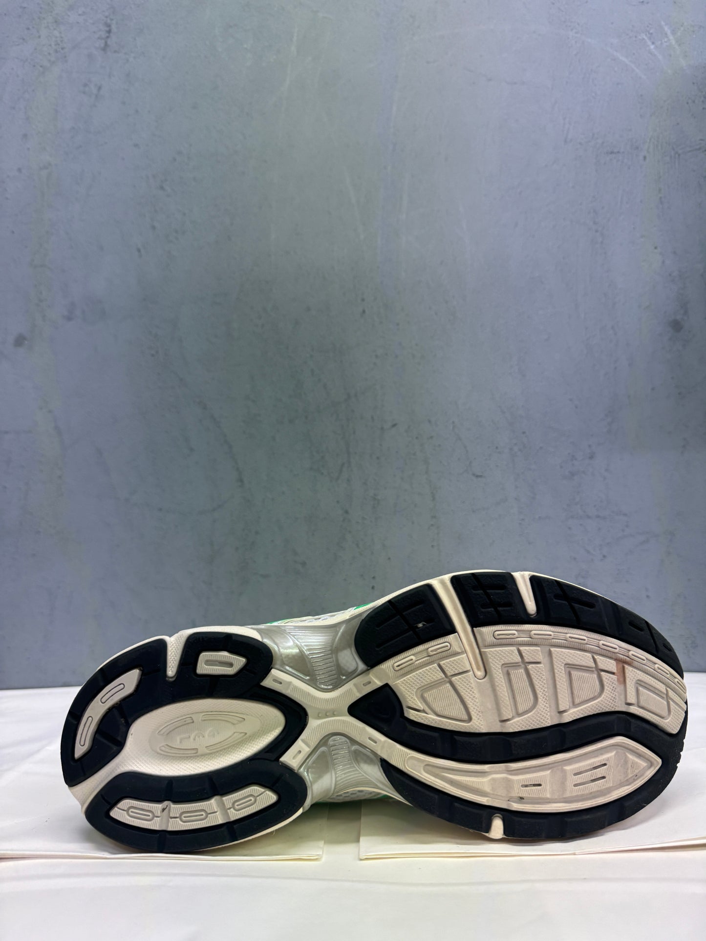 Used GEL-1130 White Green Cream US Women's 8 - Men's 6.5